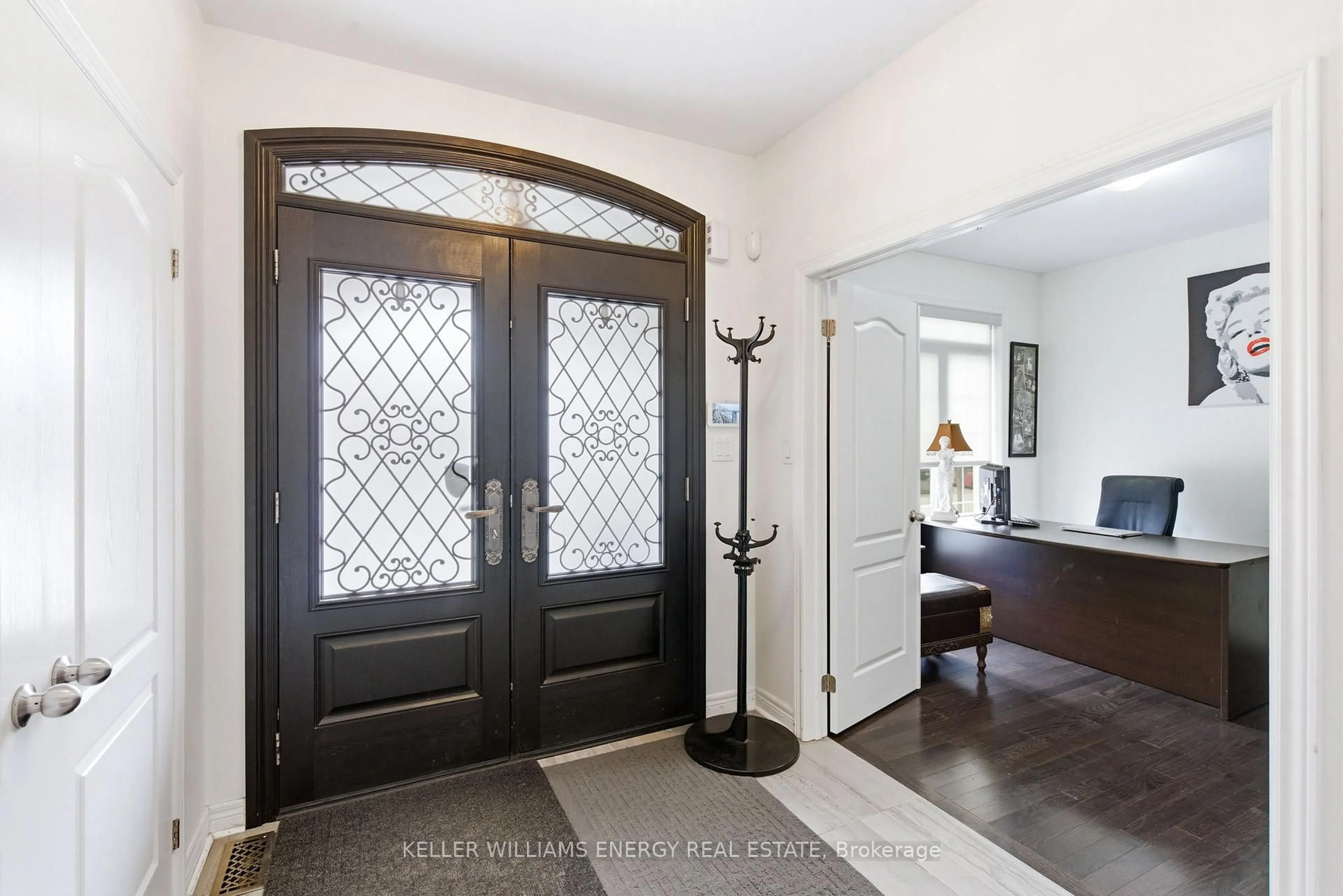 Indoor entryway for 119 Stewart Cres, Bradford West Gwillimbury Ontario L3Z 0T3