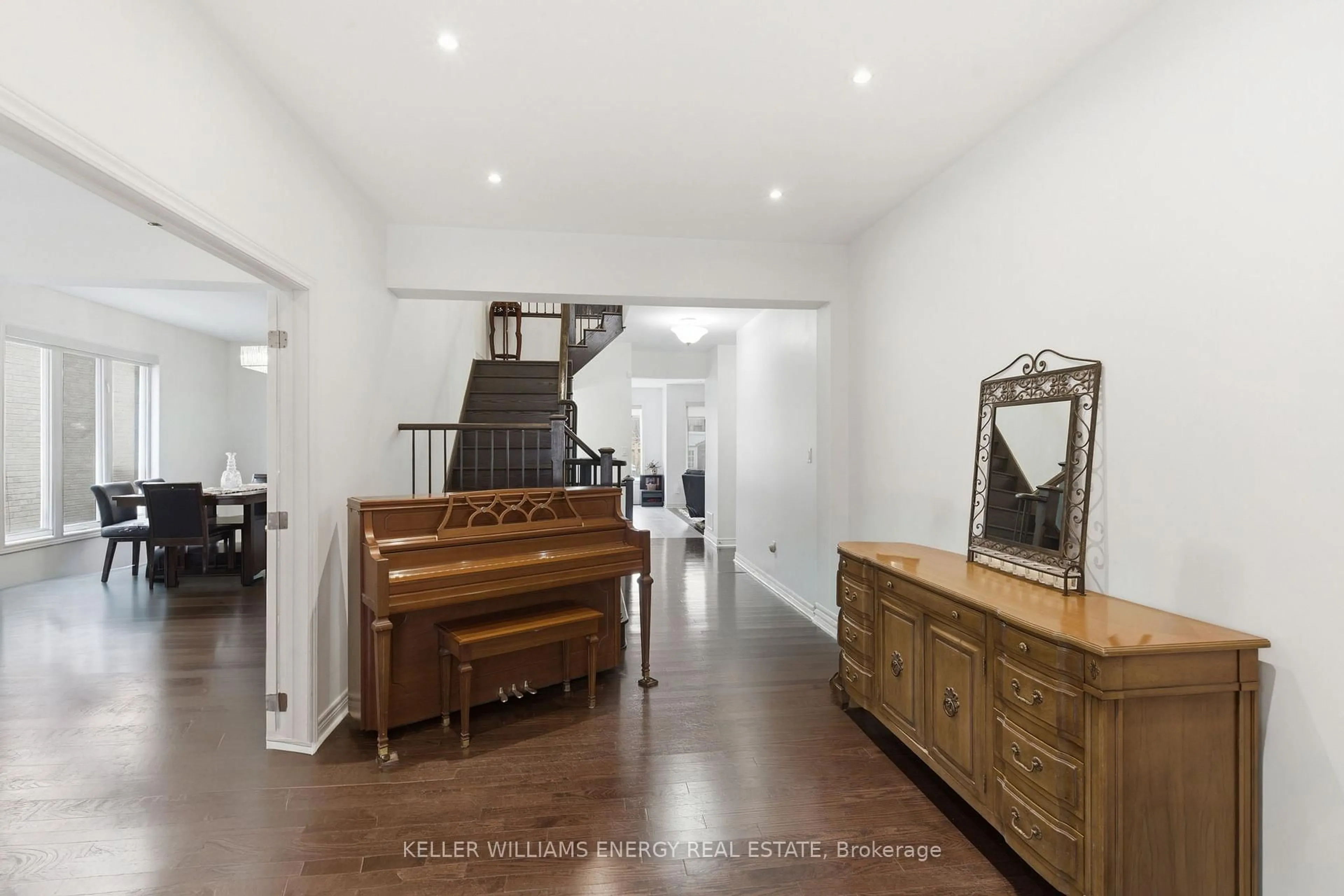 Indoor foyer for 119 Stewart Cres, Bradford West Gwillimbury Ontario L3Z 0T3