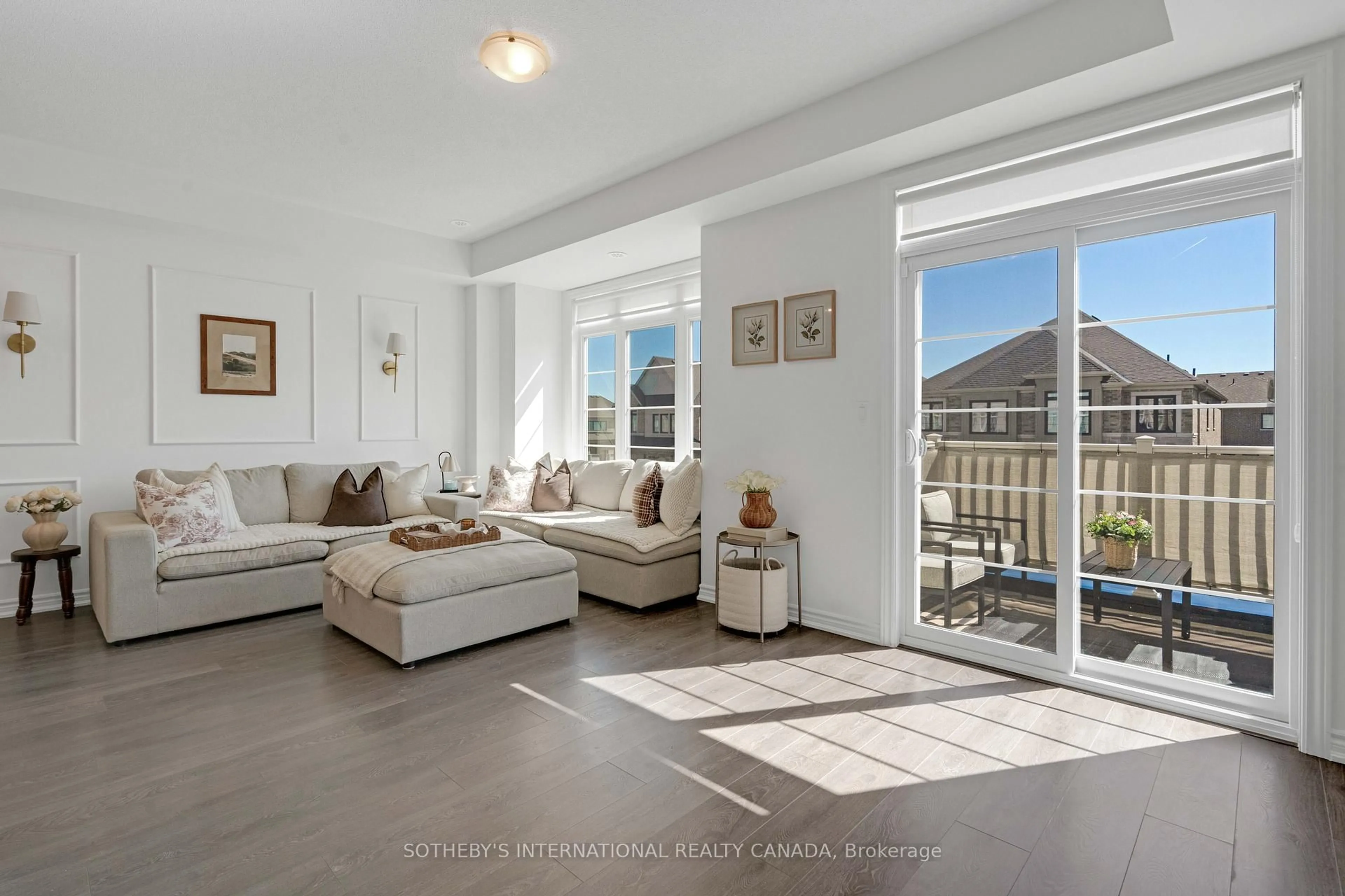 Living room with furniture, unknown for 28 Paisley Dr, Bradford West Gwillimbury Ontario L3Z 4P2