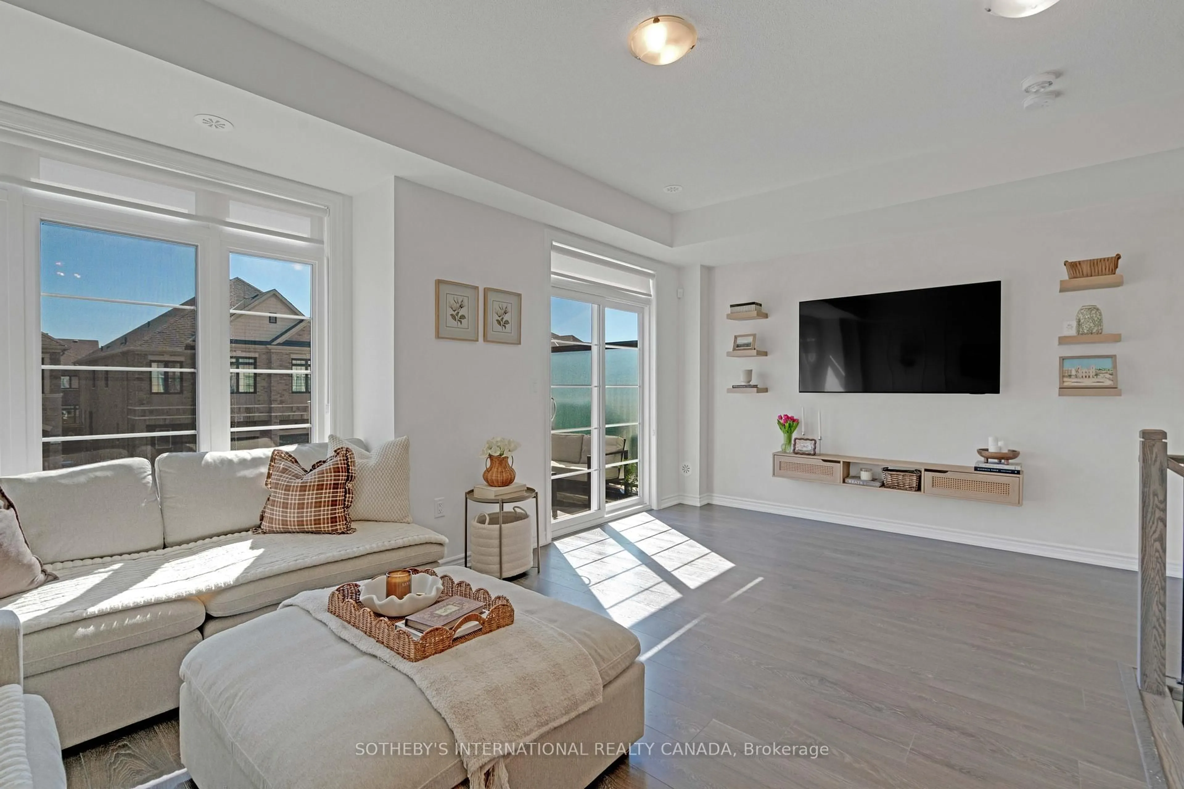 Living room with furniture, unknown for 28 Paisley Dr, Bradford West Gwillimbury Ontario L3Z 4P2