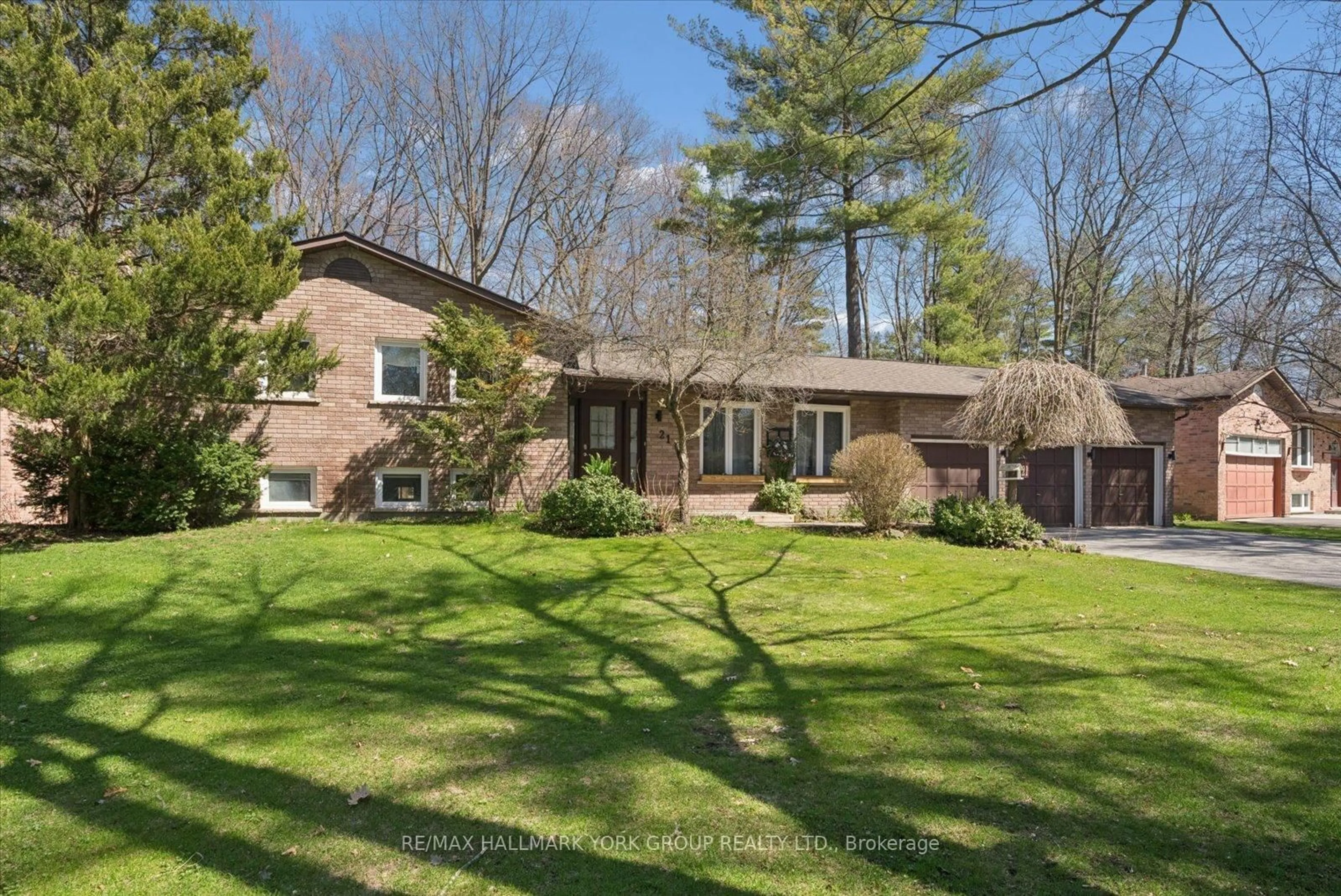 Home with brick exterior material, street for 21 Artesian Ave, East Gwillimbury Ontario L9N 1J3