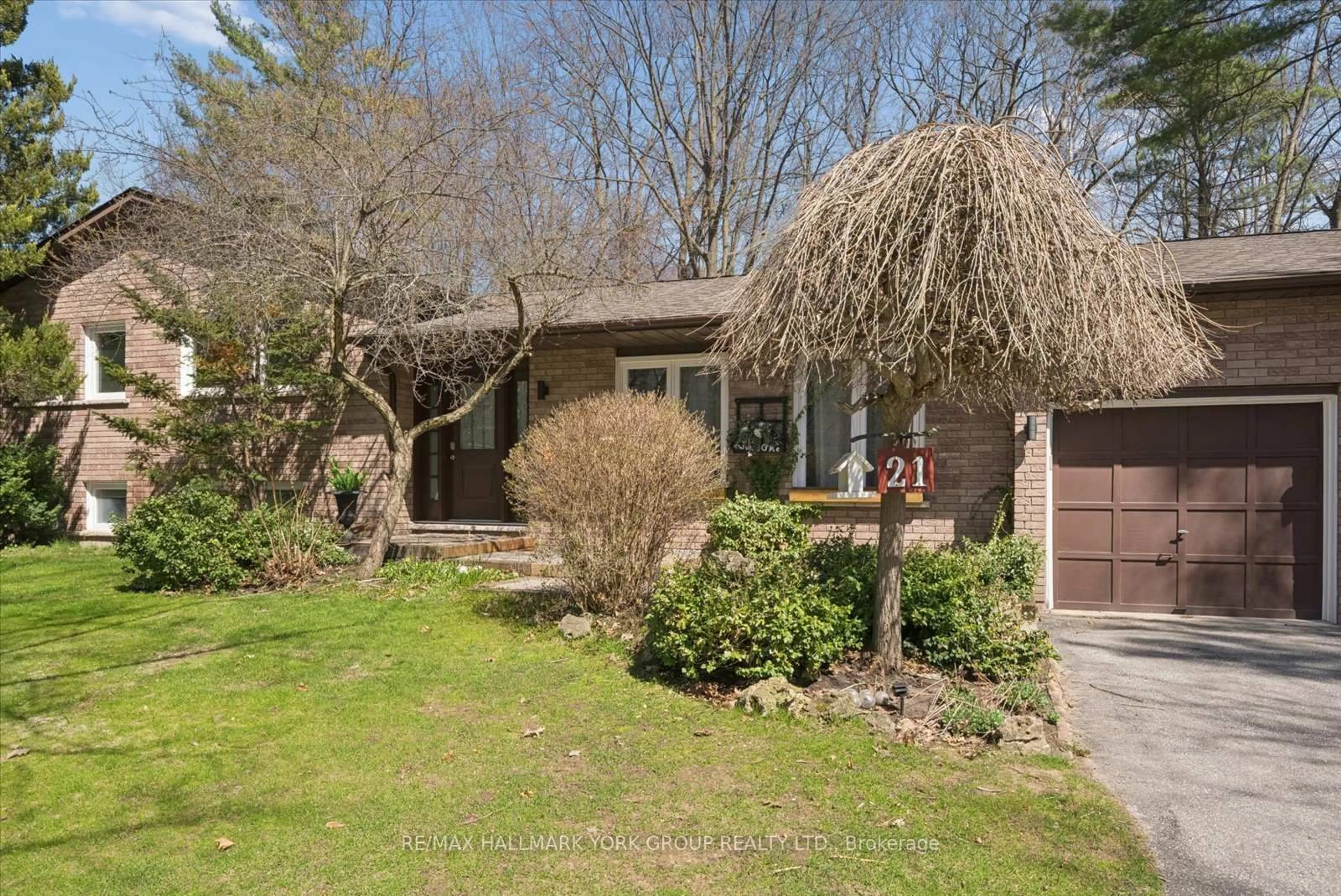 A pic from outside/outdoor area/front of a property/back of a property/a pic from drone, street for 21 Artesian Ave, East Gwillimbury Ontario L9N 1J3