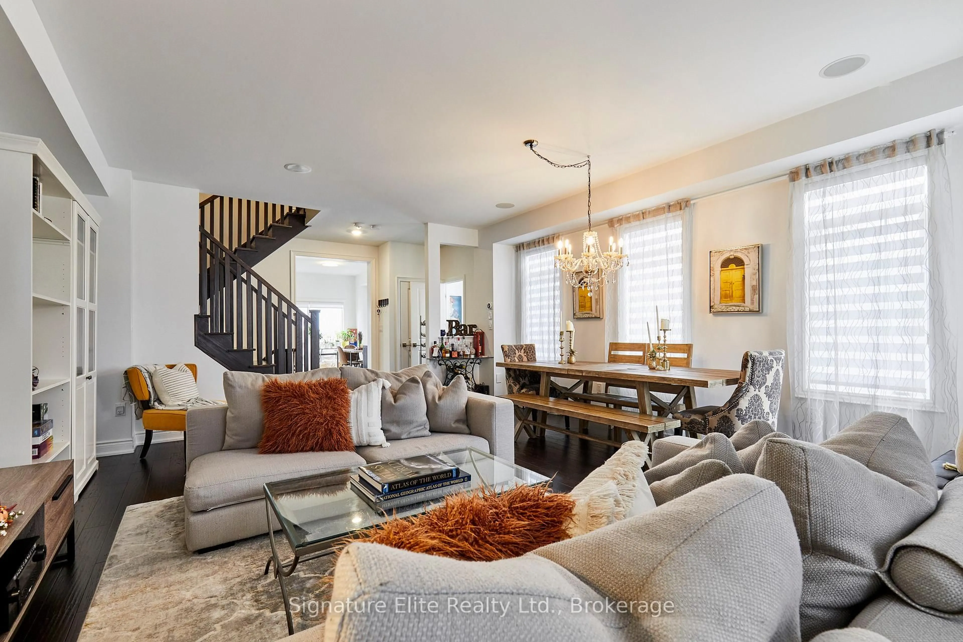 Living room with furniture, unknown for 51 Gordon Circ, Newmarket Ontario L3Y 0C9
