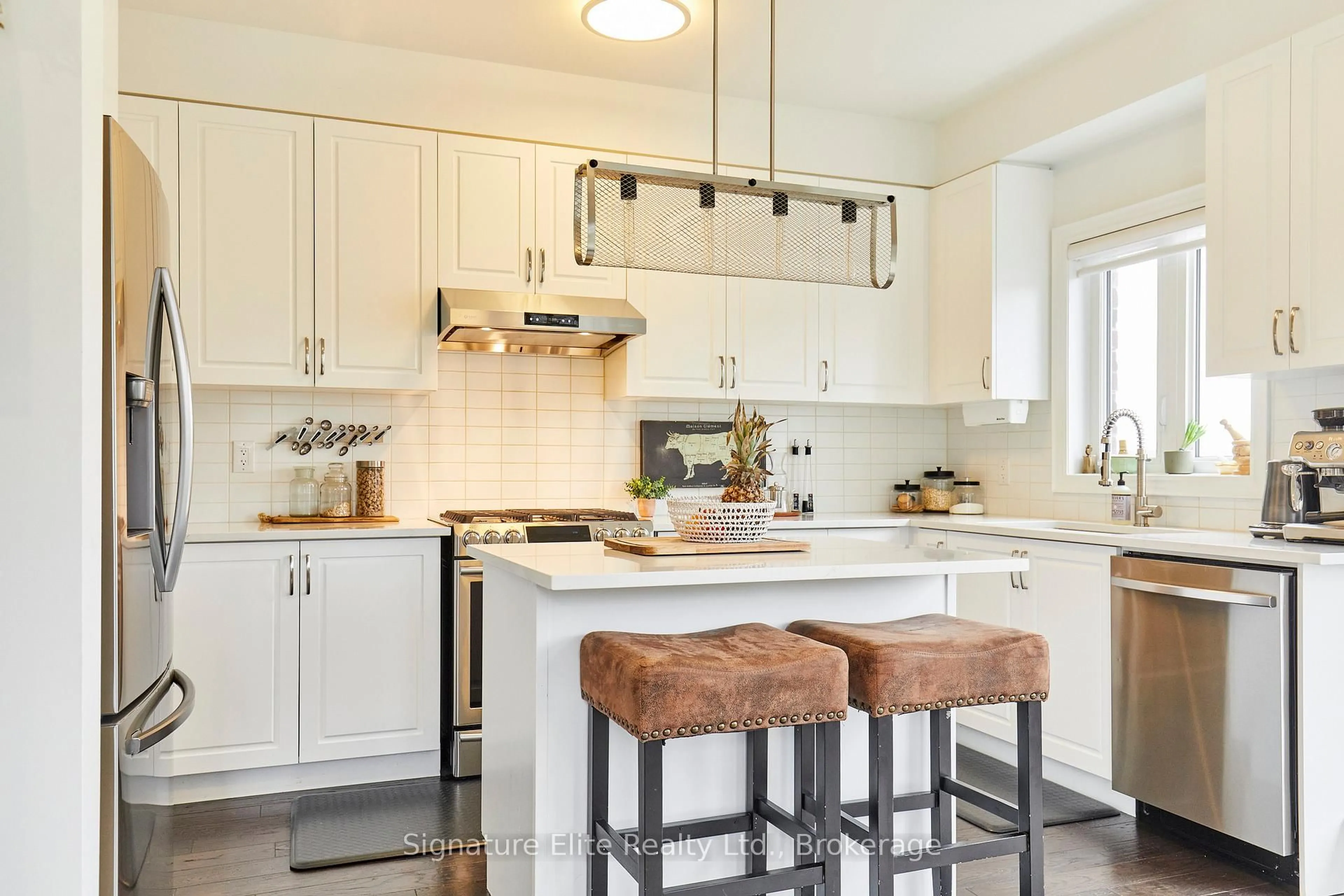 Open concept kitchen, ceramic/tile floor for 51 Gordon Circ, Newmarket Ontario L3Y 0C9