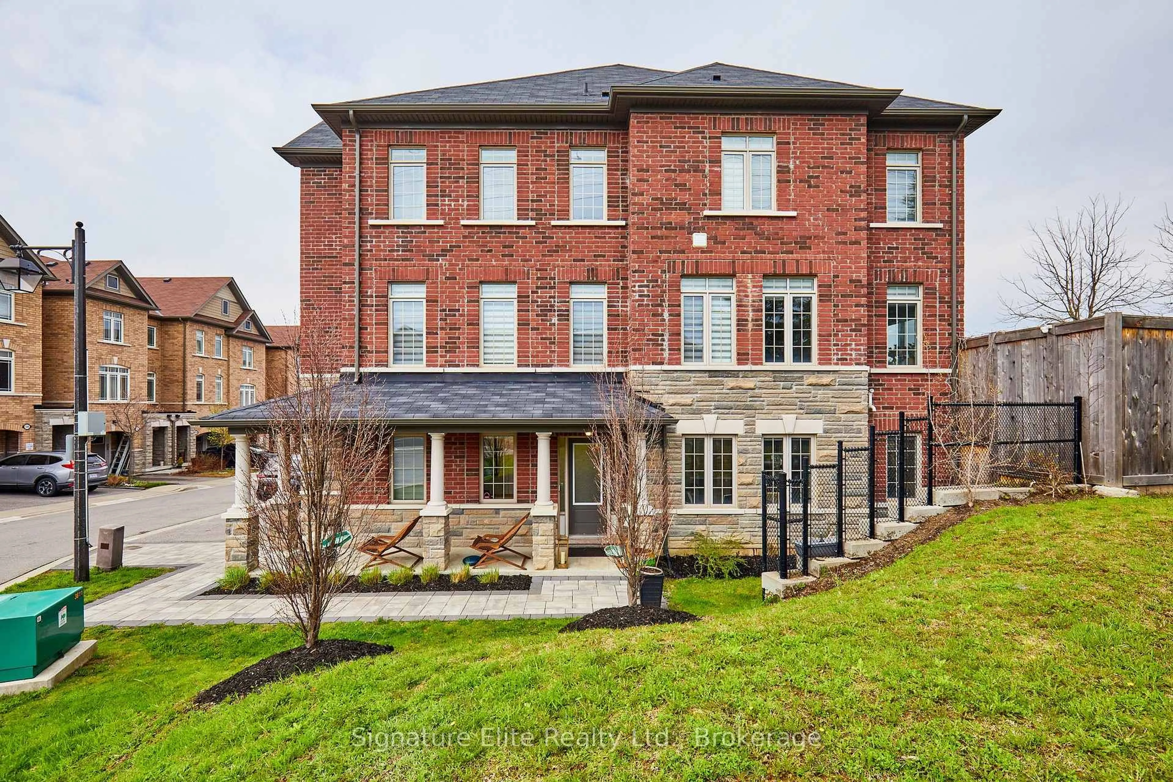 Home with brick exterior material, street for 51 Gordon Circ, Newmarket Ontario L3Y 0C9
