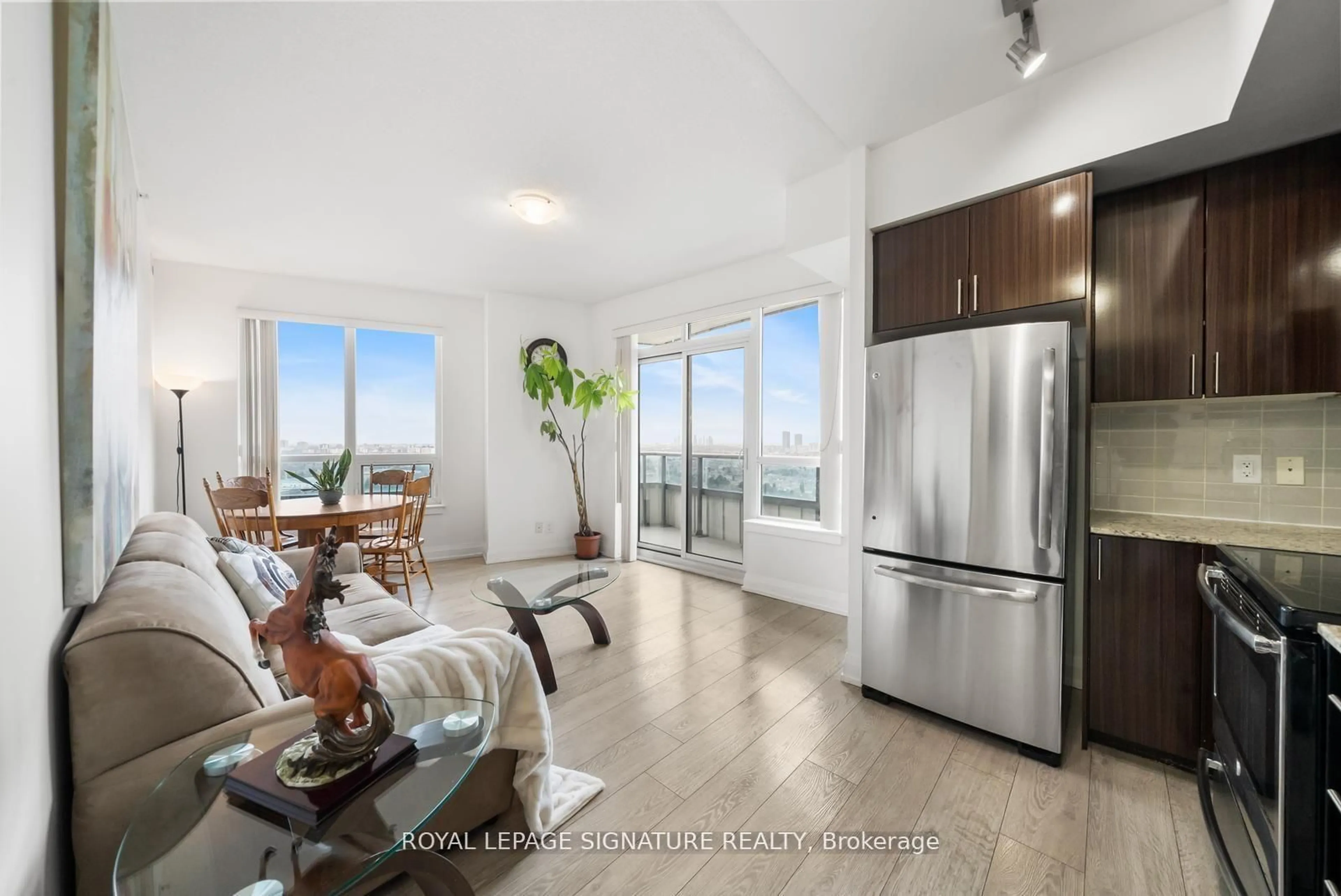 Open concept kitchen, wood/laminate floor for 7171 Yonge St #2108, Markham Ontario L3T 0C5