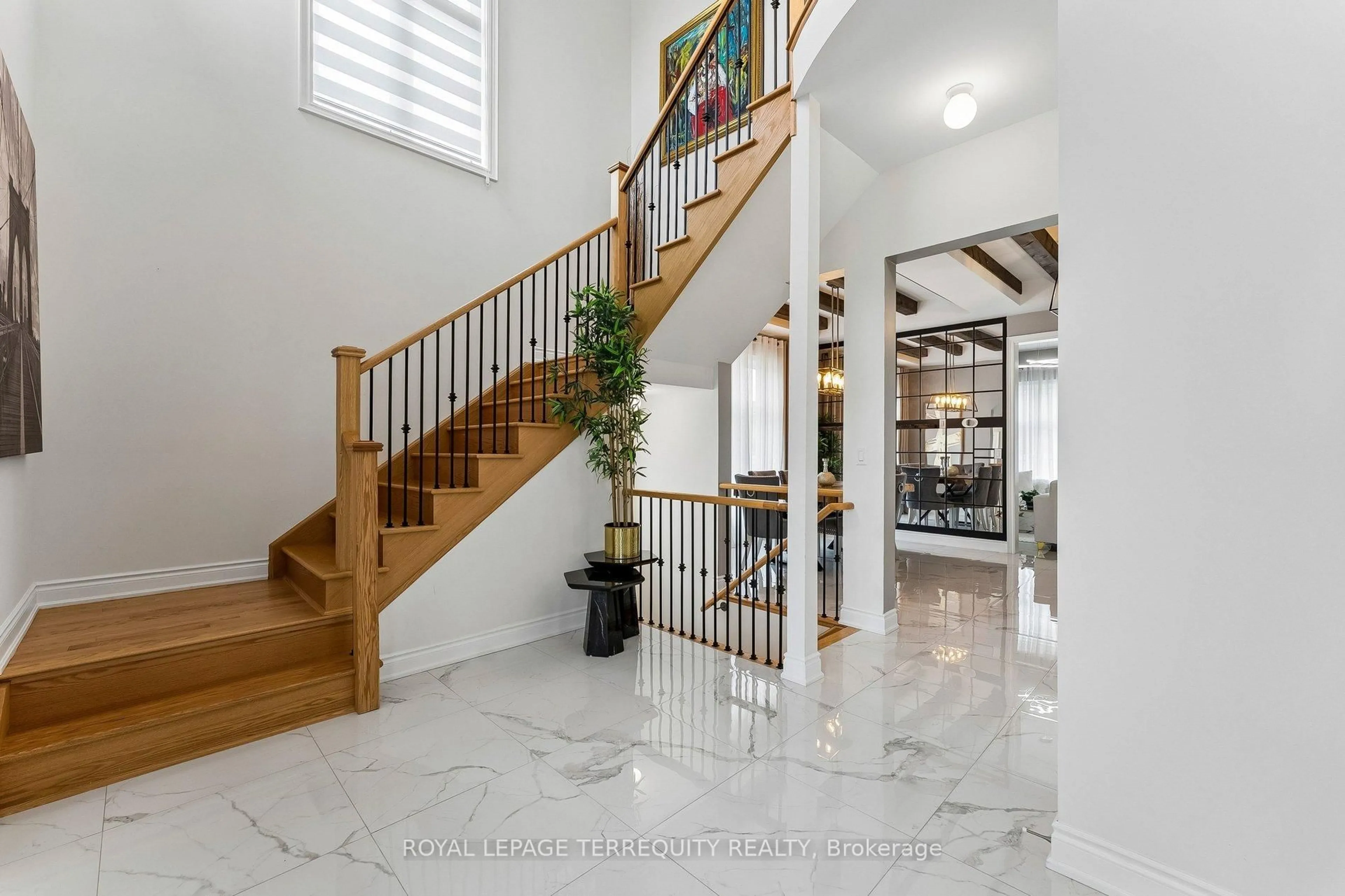 Indoor foyer for 7 Ballanview Crt, Whitchurch-Stouffville Ontario L4A 4W9