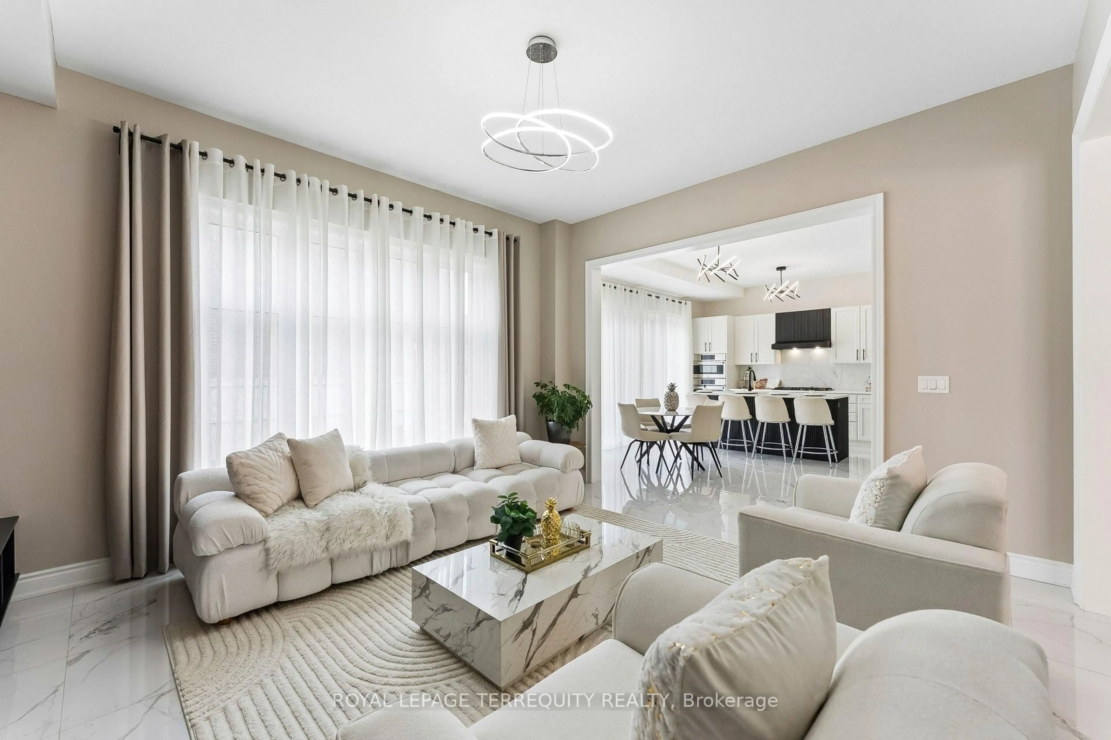 Living room with furniture, unknown for 7 Ballanview Crt, Whitchurch-Stouffville Ontario L4A 4W9