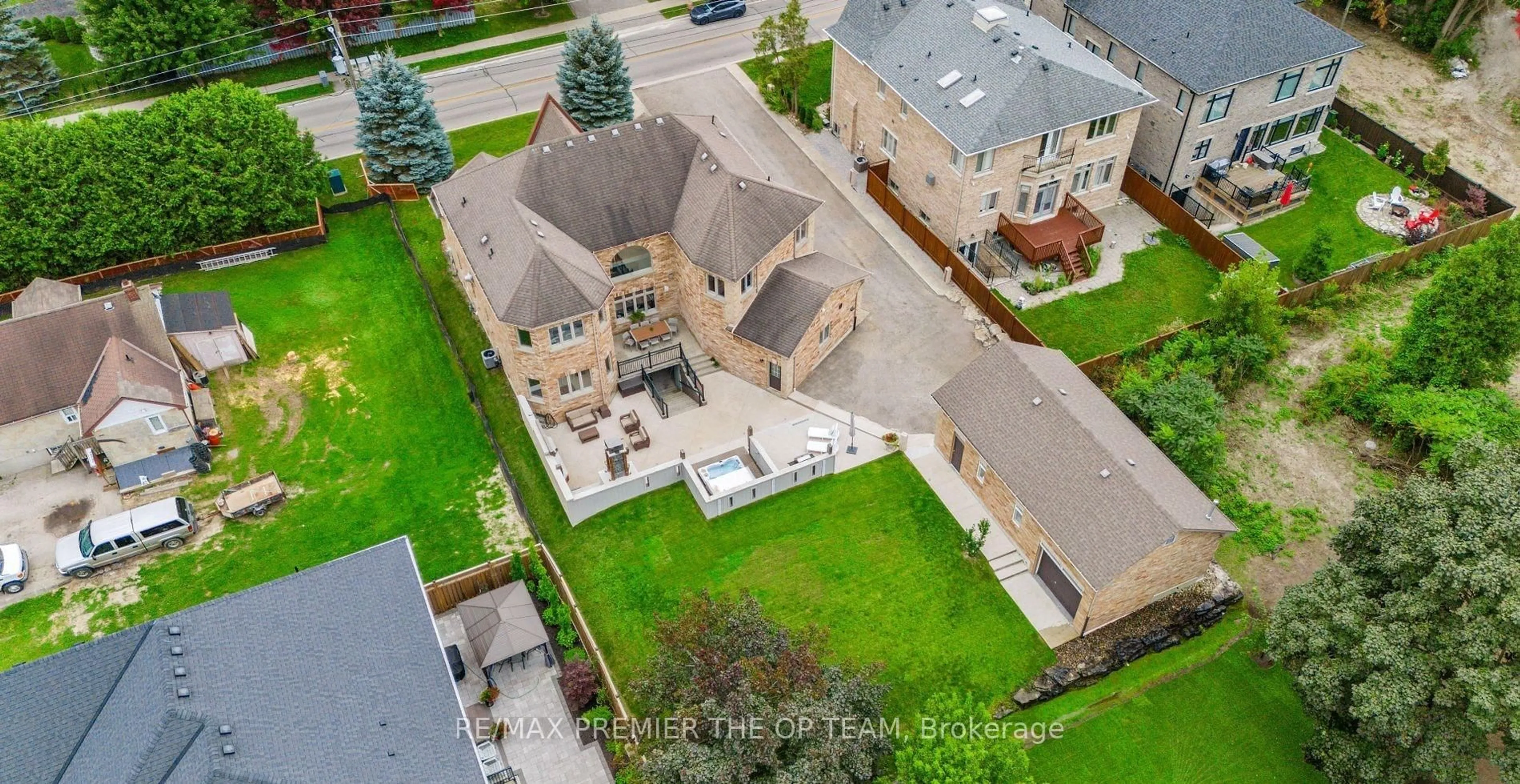 A pic from outside/outdoor area/front of a property/back of a property/a pic from drone, city buildings view from balcony for 294 Sunset Beach Rd, Richmond Hill Ontario L4E 3H2