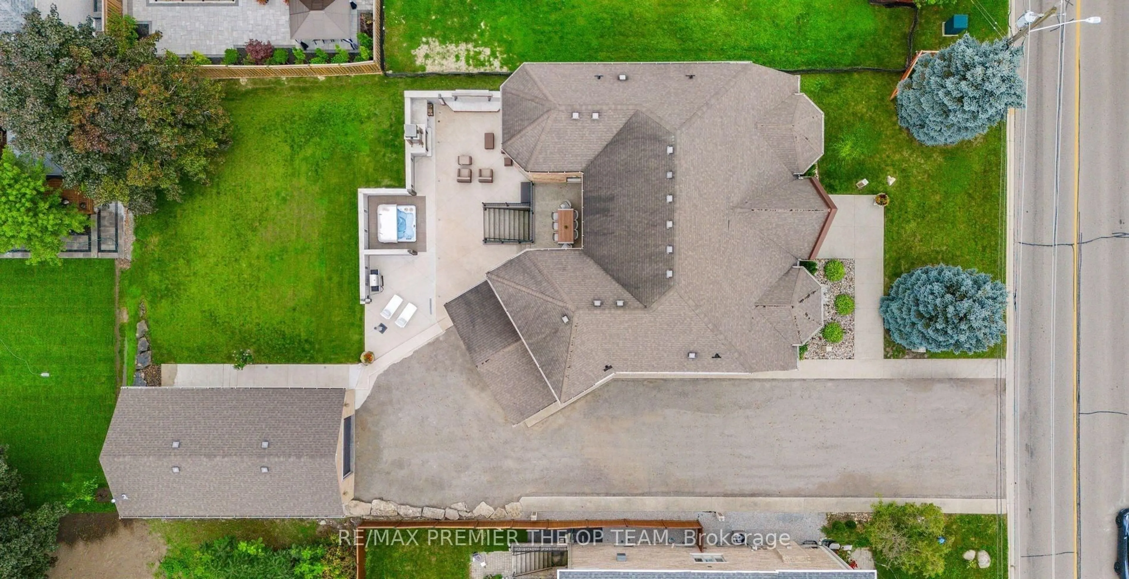 A pic from outside/outdoor area/front of a property/back of a property/a pic from drone, unknown for 294 Sunset Beach Rd, Richmond Hill Ontario L4E 3H2