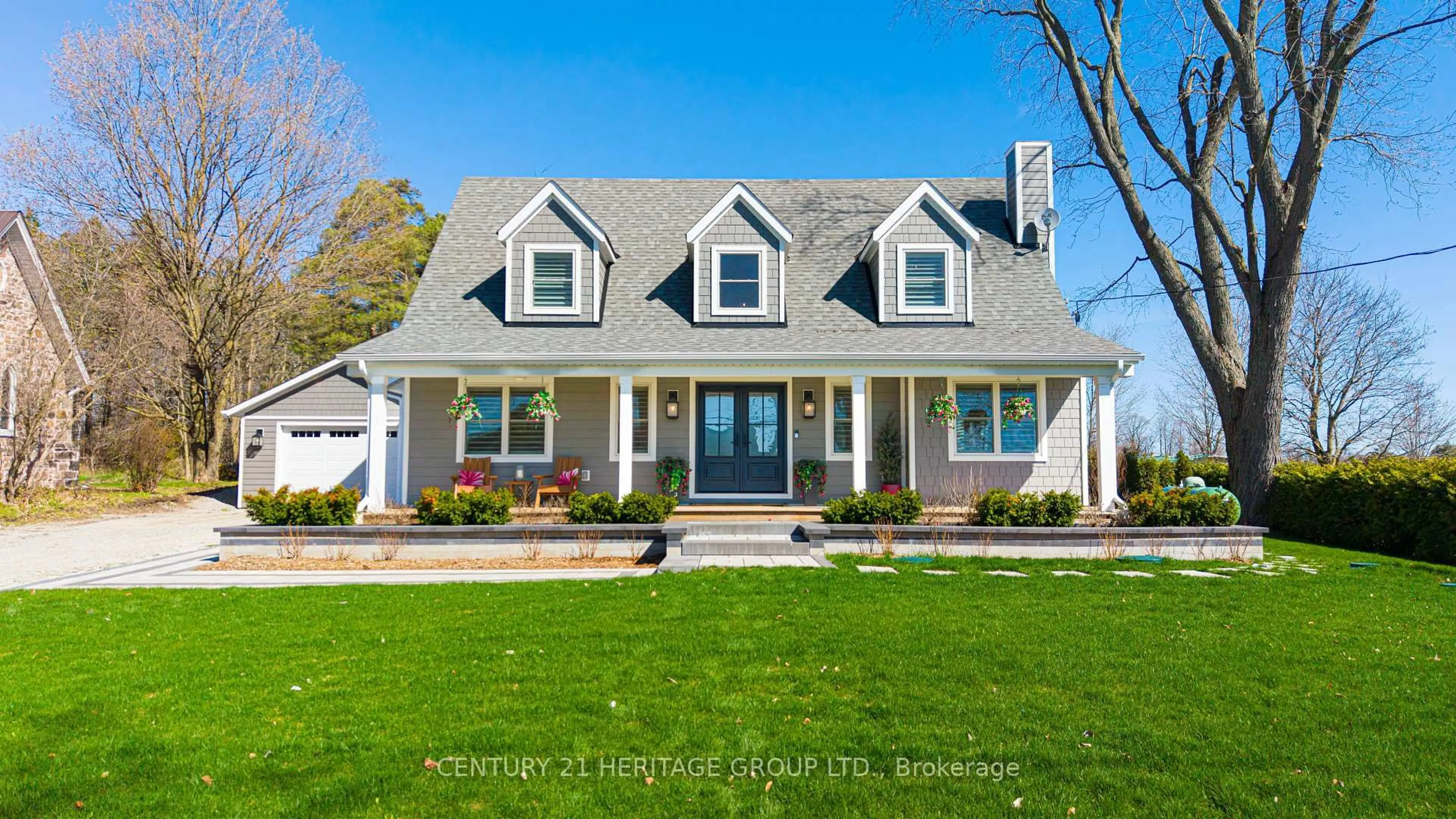Home with vinyl exterior material, street for 280 Kettleby Rd, King Ontario L7B 0C9