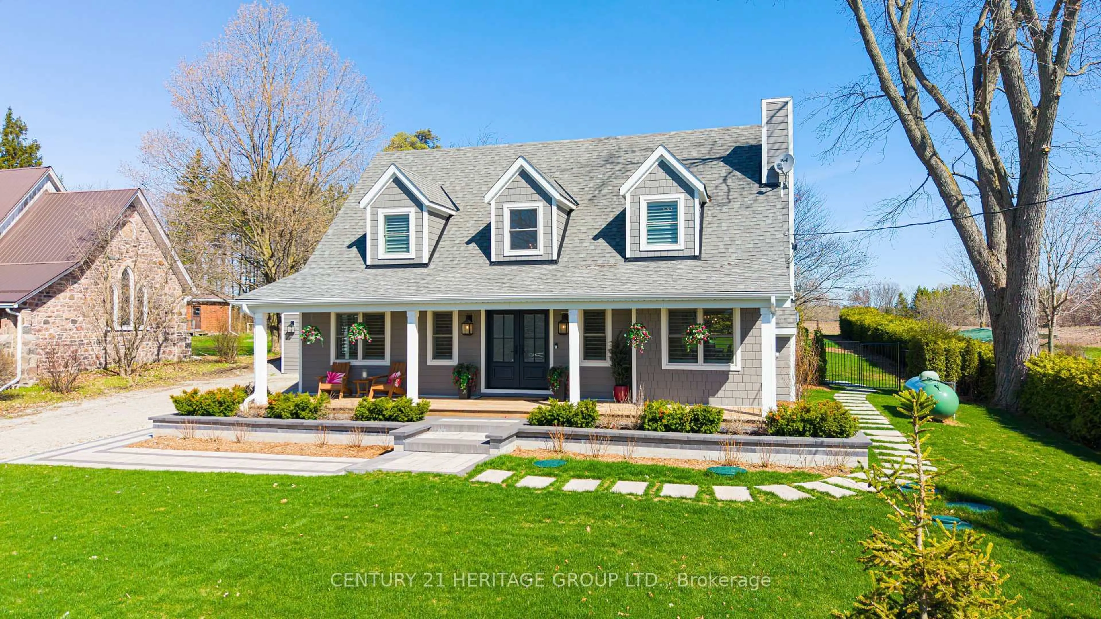 Home with vinyl exterior material, street for 280 Kettleby Rd, King Ontario L7B 0C9