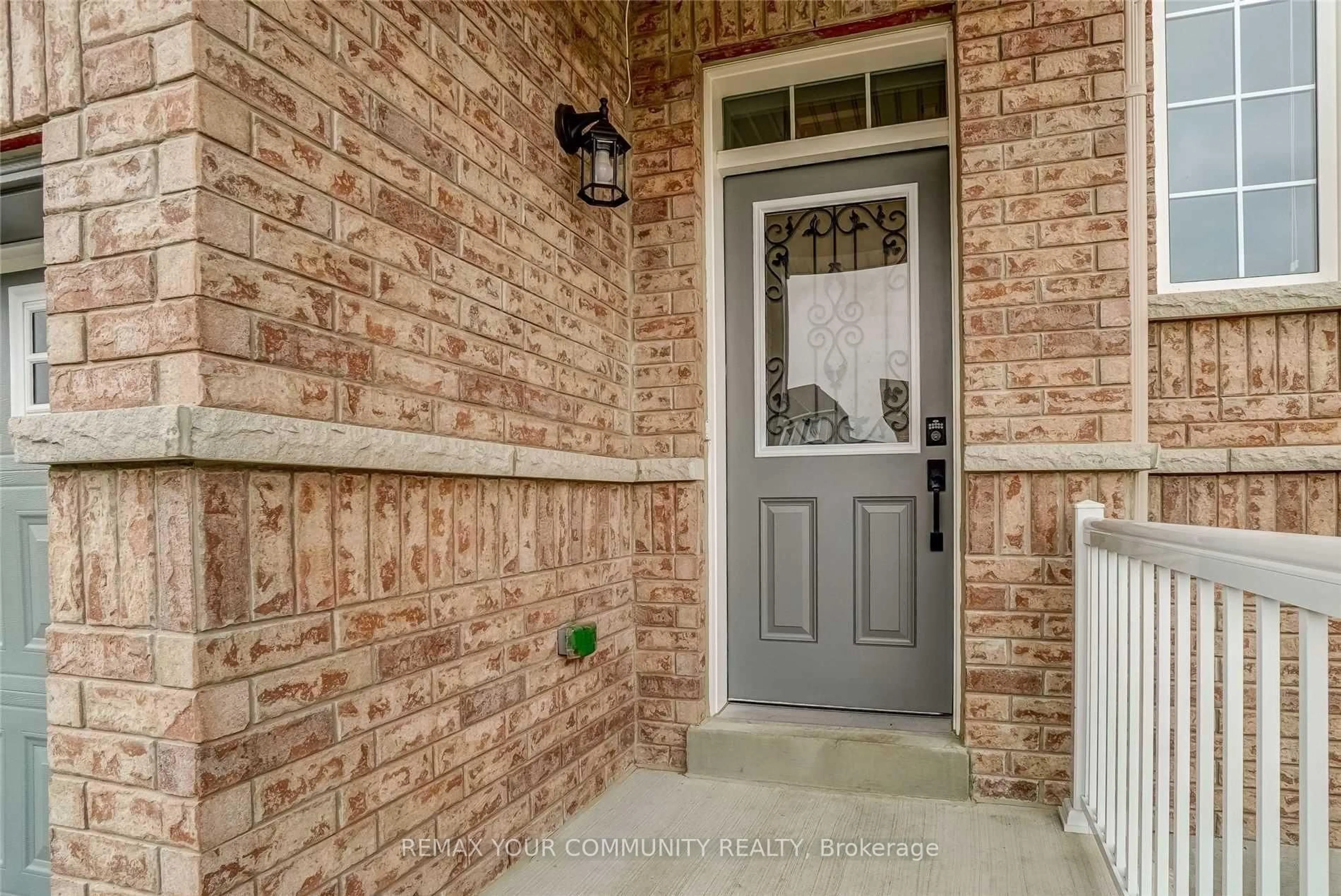 Indoor entryway for 173 Wagner Cres, Essa Ontario L3W 0R7