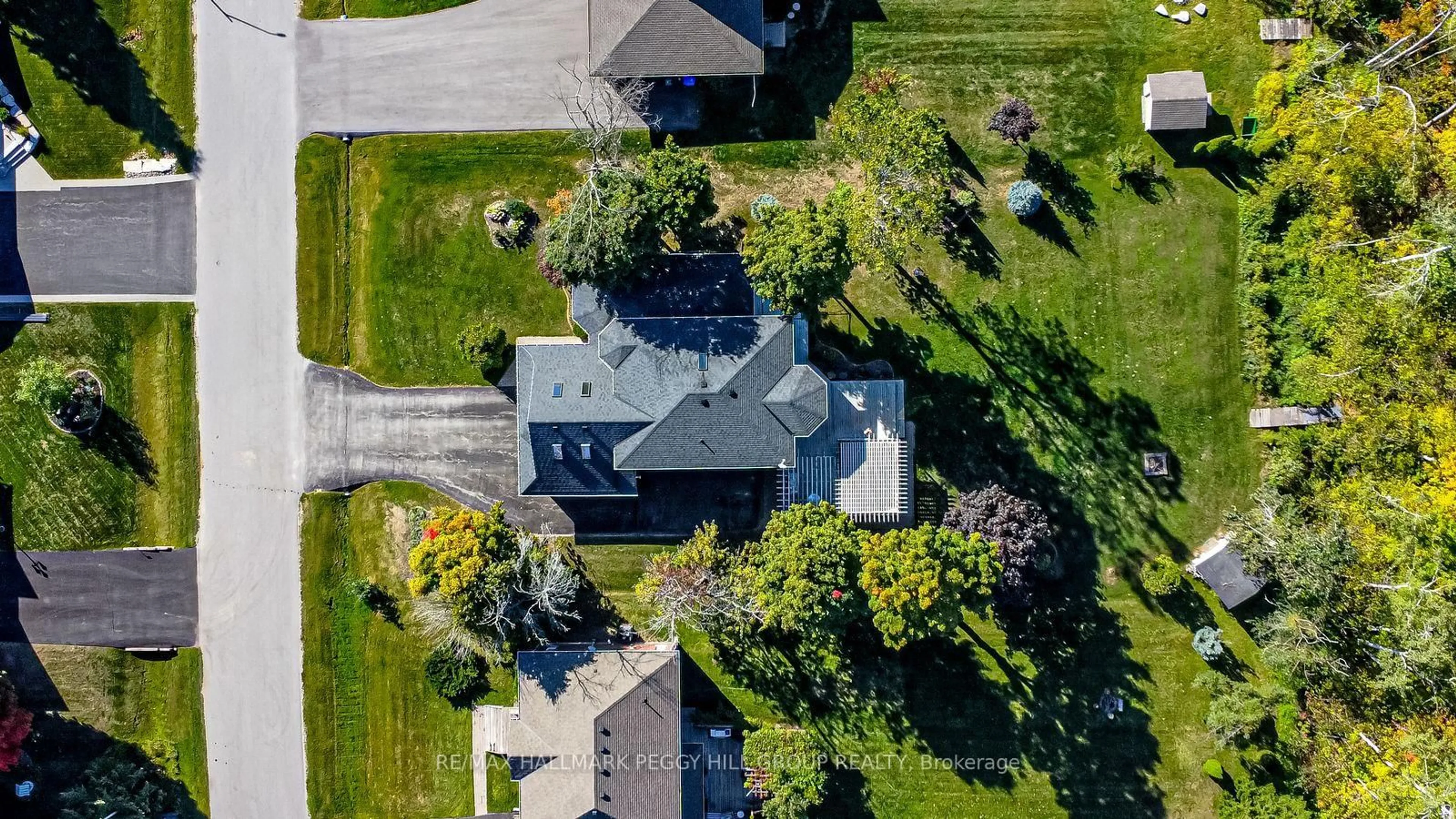 A pic from outside/outdoor area/front of a property/back of a property/a pic from drone, street for 3678 Kimberley St, Innisfil Ontario L9S 2L3