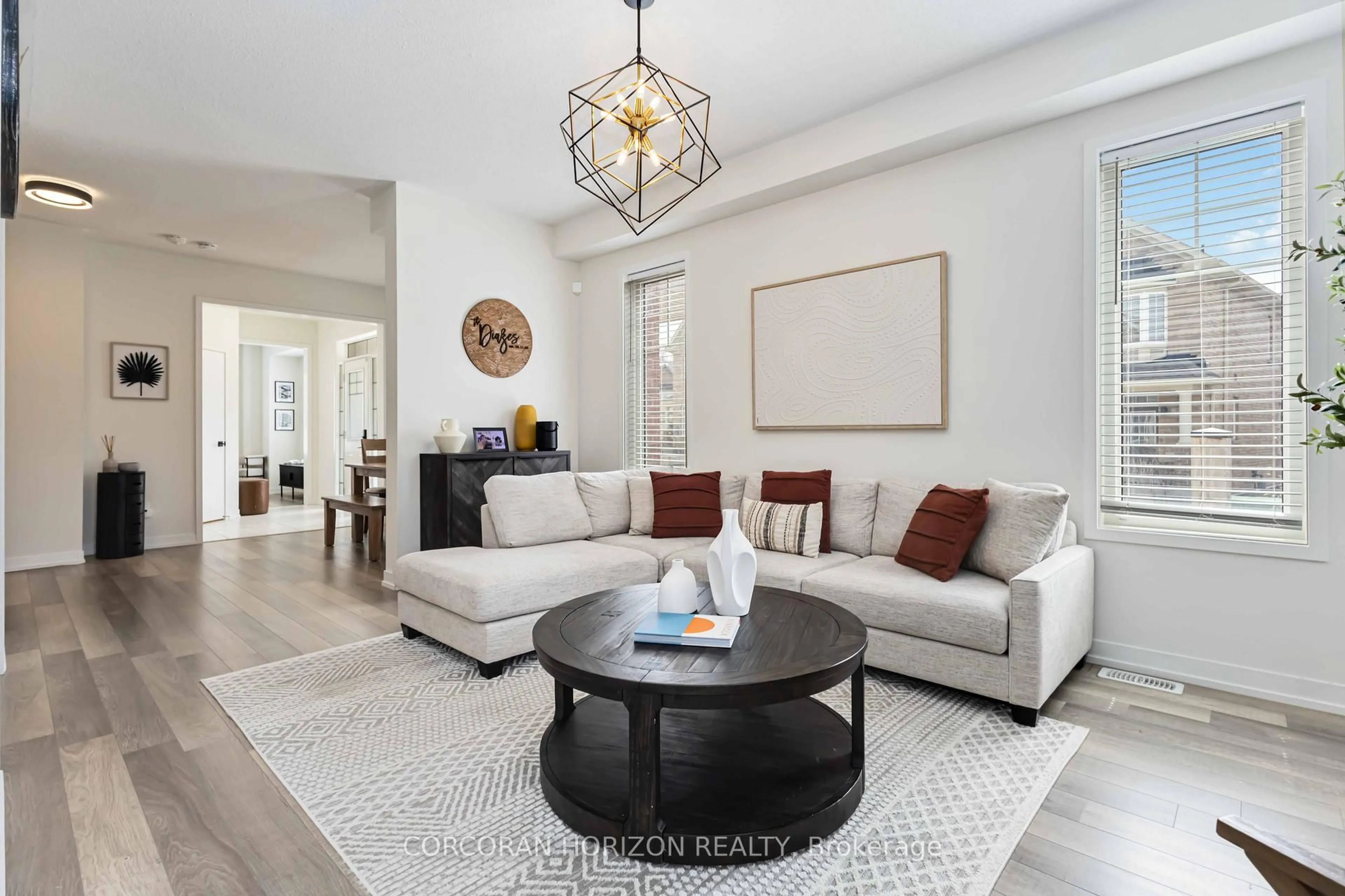 Living room with furniture, ceramic/tile floor for 81 Dundonald Tr, Newmarket Ontario L3Y 0E1