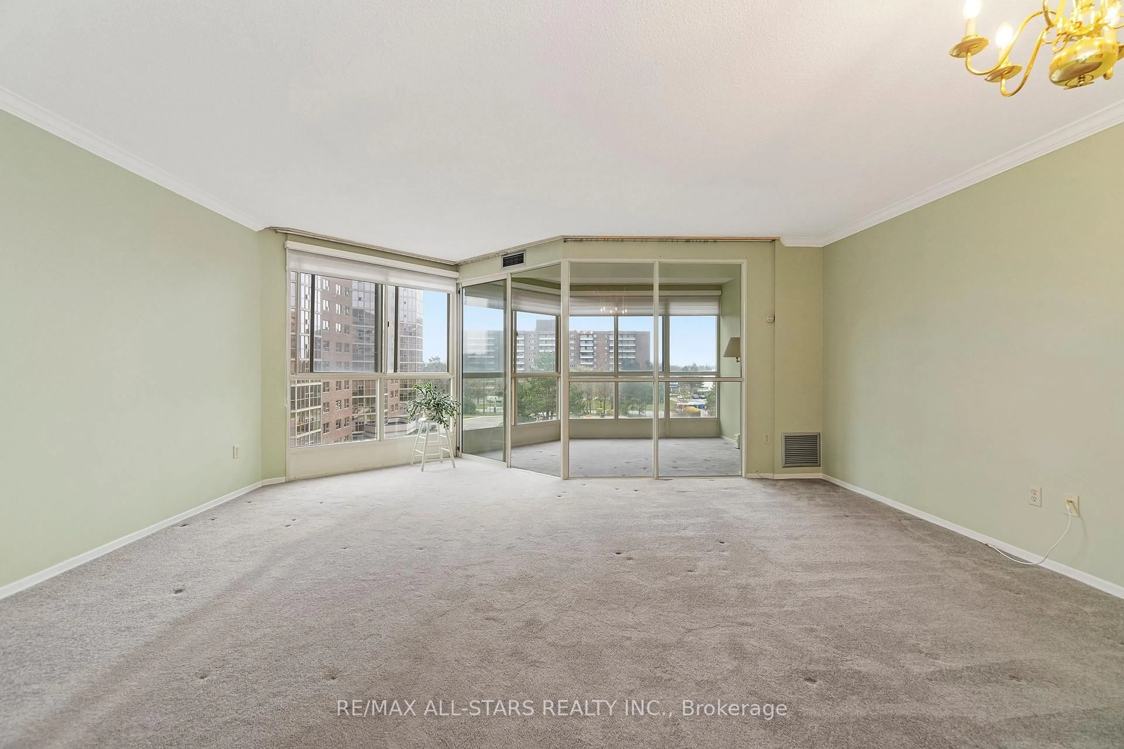 A pic of a room for 5 Weldrick Rd #506, Richmond Hill Ontario L4C 8S9
