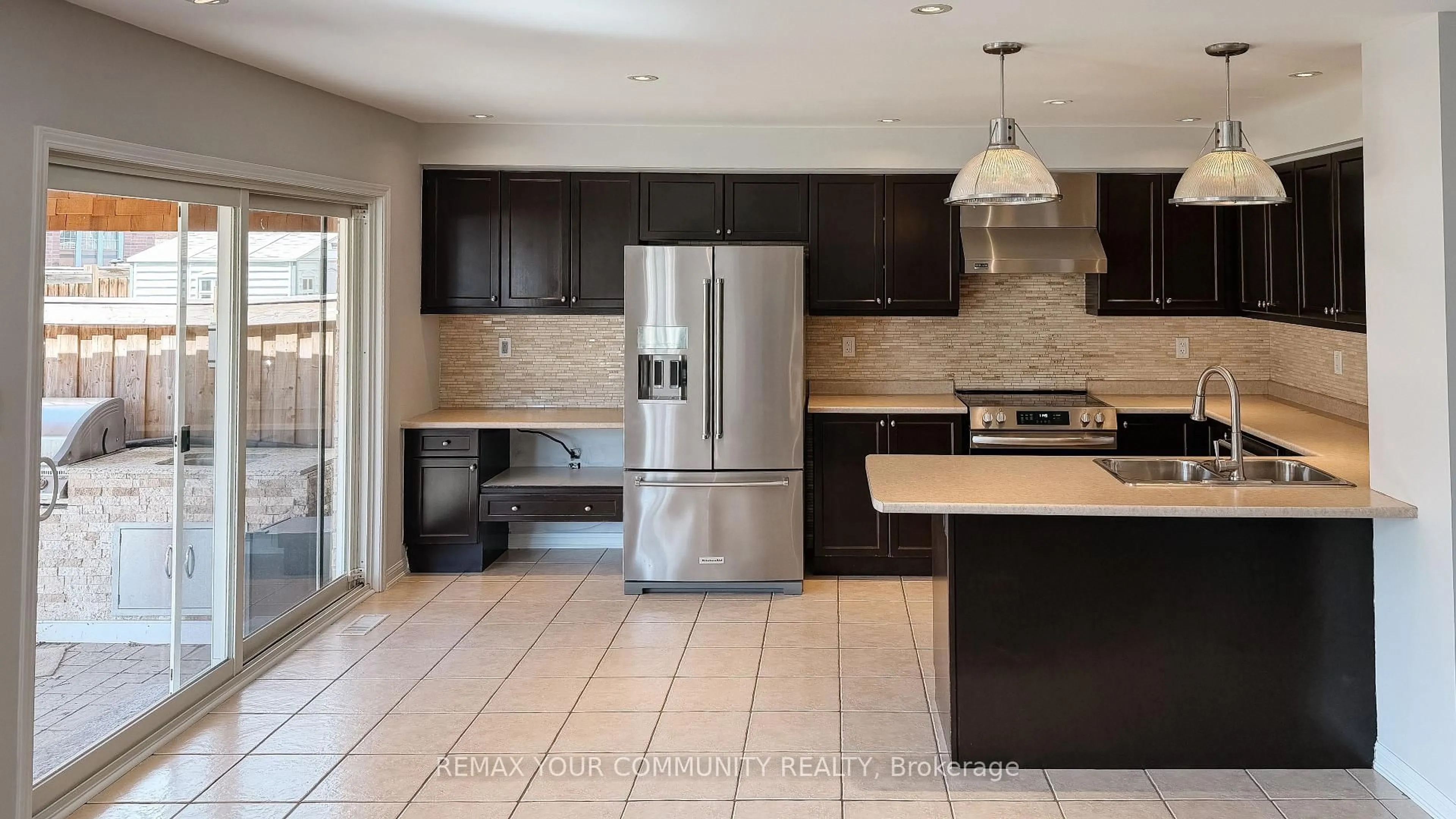 Open concept kitchen, ceramic/tile floor for 18 Gordon Dr, New Tecumseth Ontario L9R 0J1