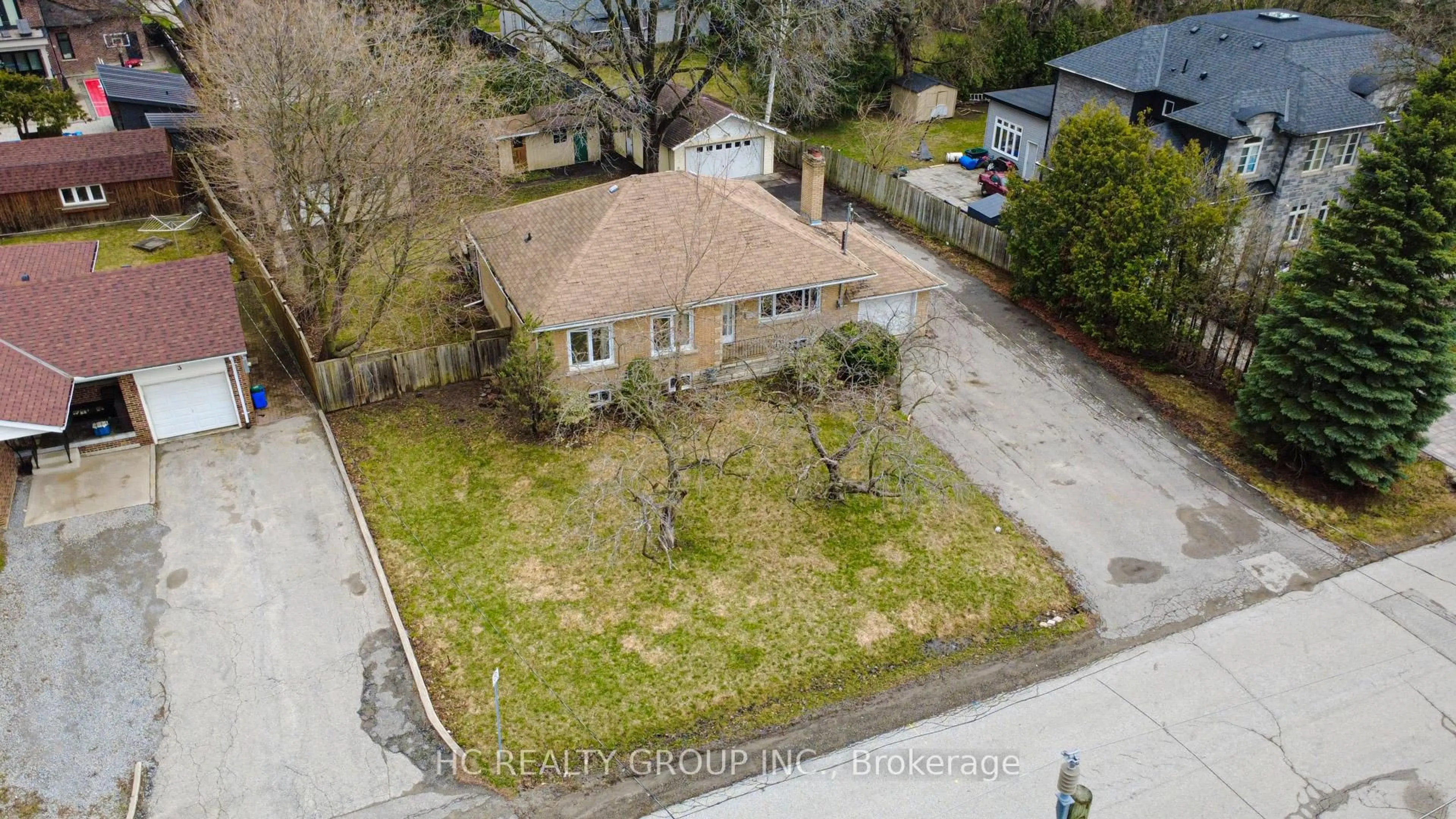 A pic from outside/outdoor area/front of a property/back of a property/a pic from drone, street for 5 Grandview Blvd, Markham Ontario L3P 1E9