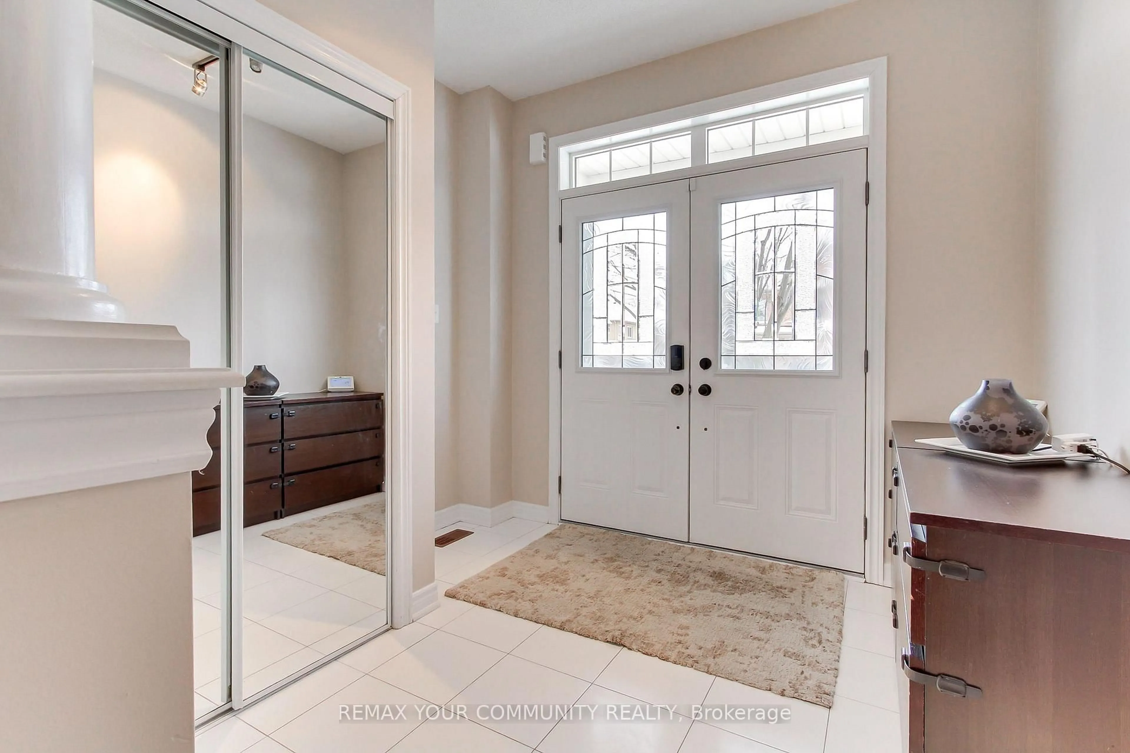 Indoor entryway for 506 Foxcroft Blvd, Newmarket Ontario L3X 3L6