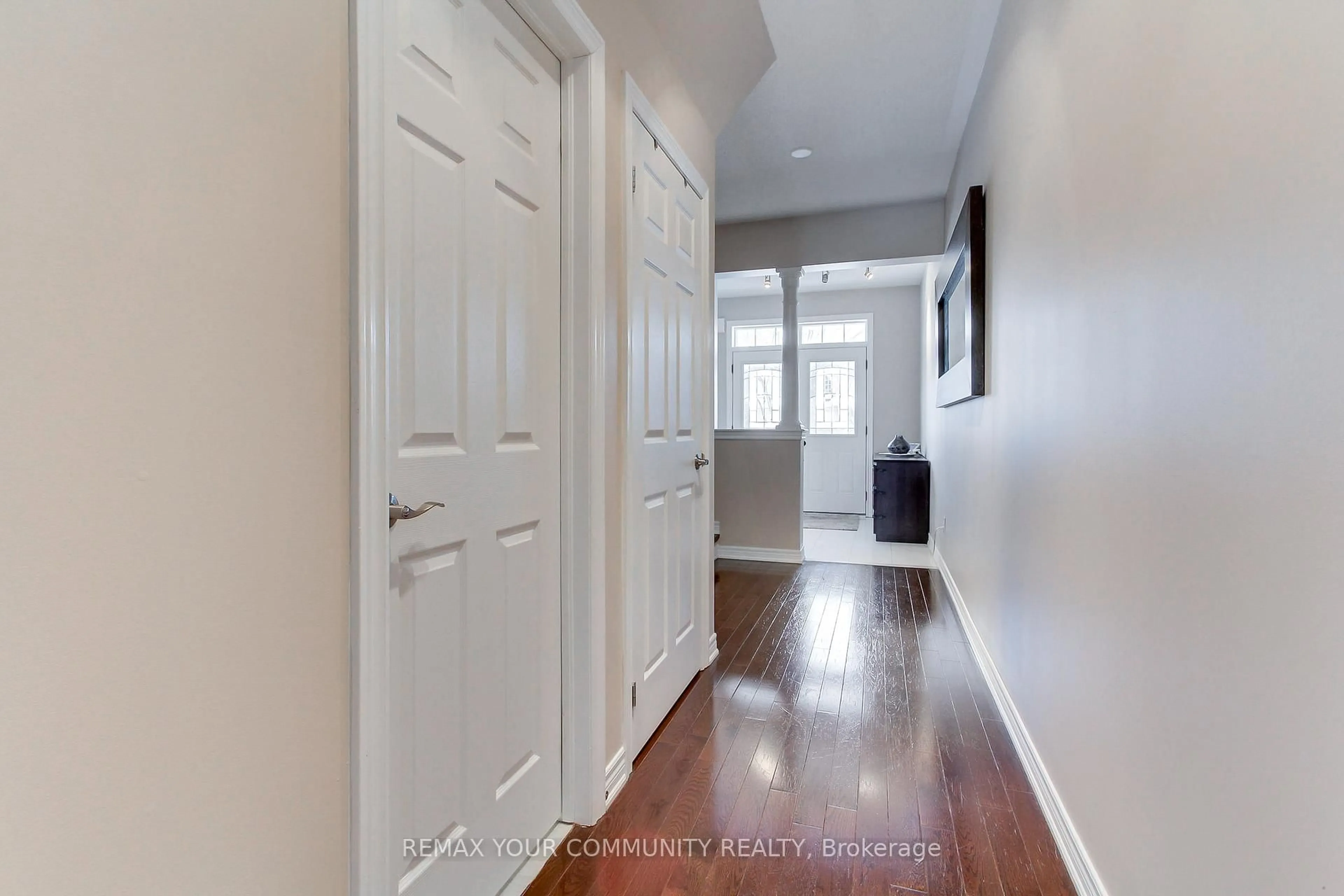 Indoor entryway for 506 Foxcroft Blvd, Newmarket Ontario L3X 3L6