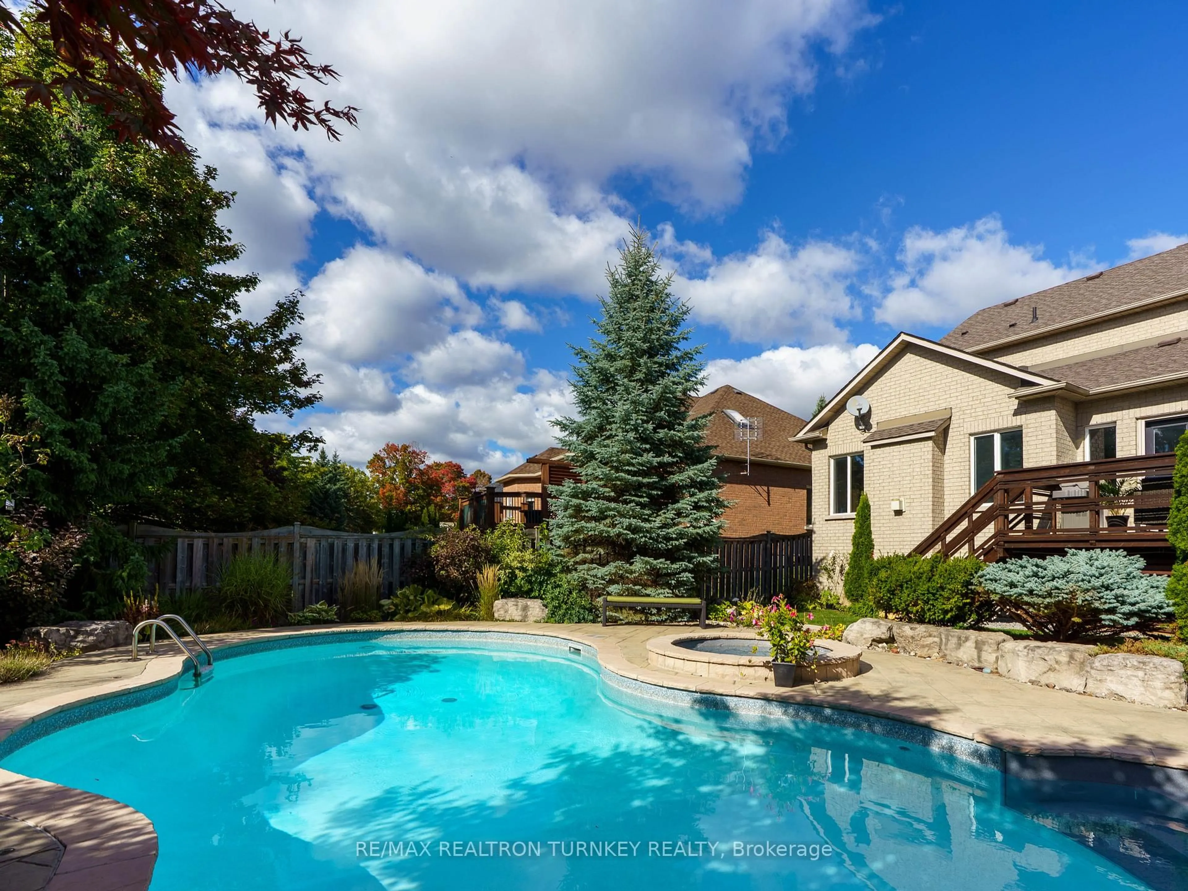 Pool for 668 Foxcroft Blvd, Newmarket Ontario L3X 1N3