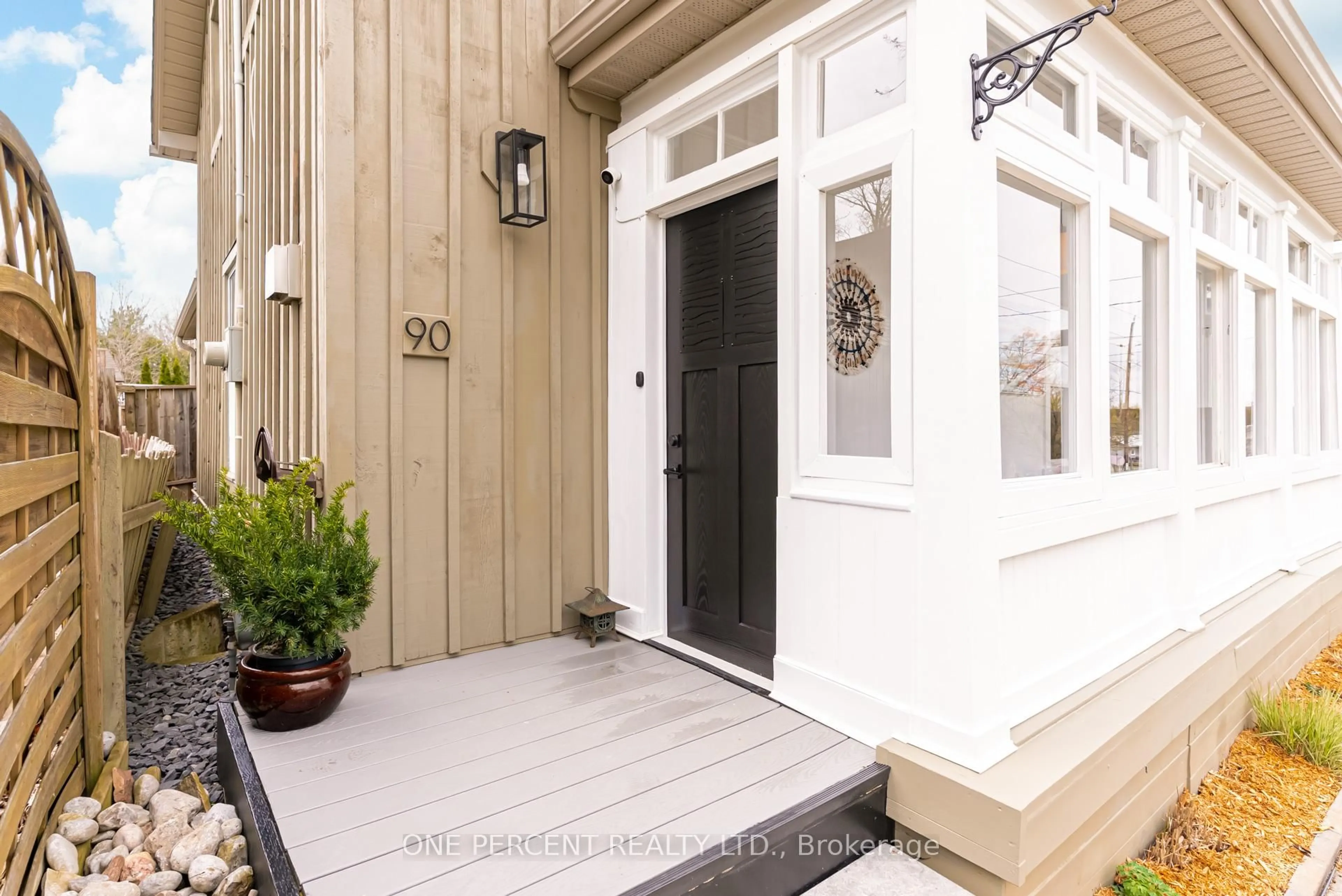Indoor entryway for 90 Toronto St, Uxbridge Ontario L9P 1C7