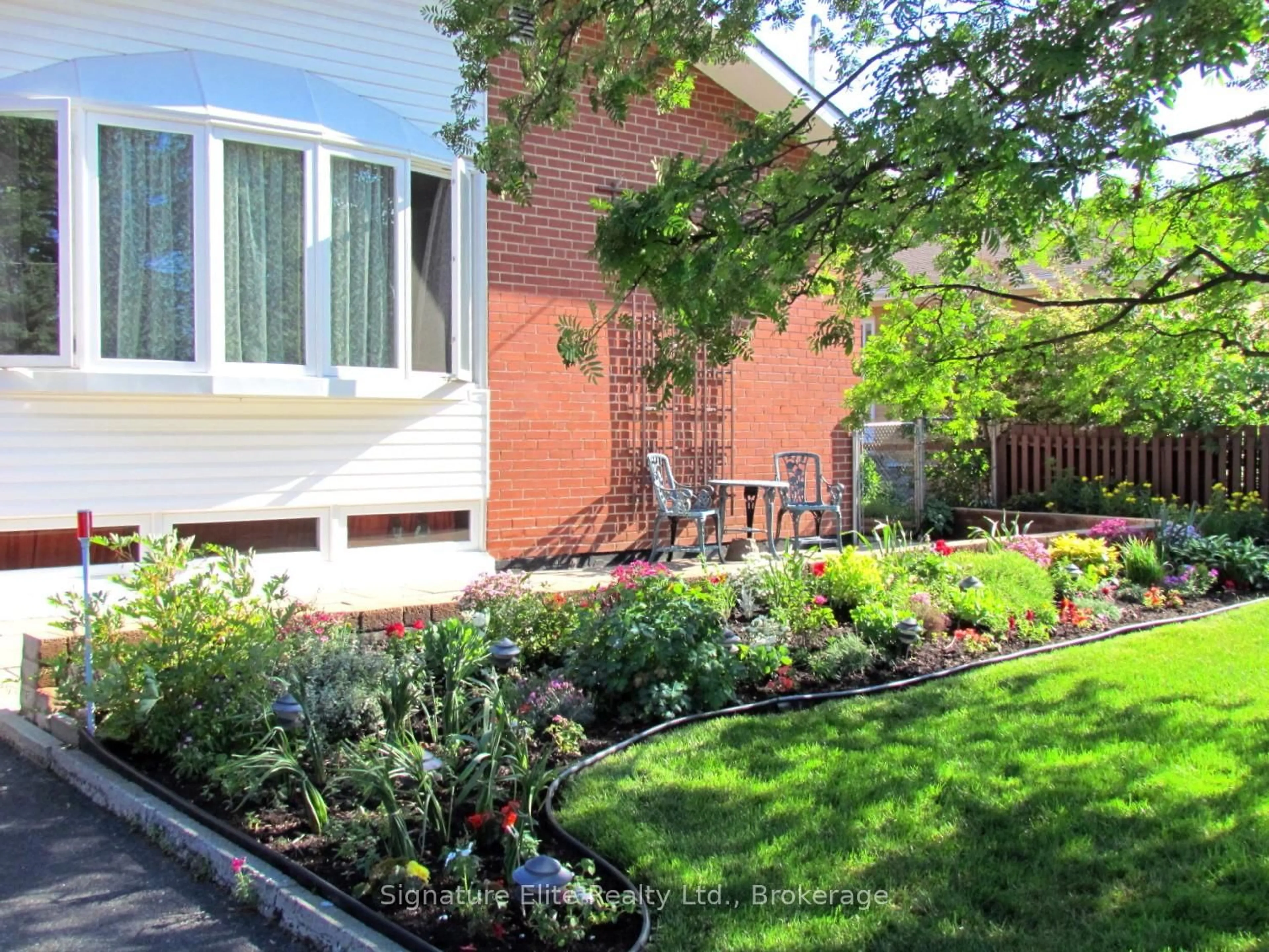 Patio, street for 14 Rockport Cres, Richmond Hill Ontario L4C 2L6