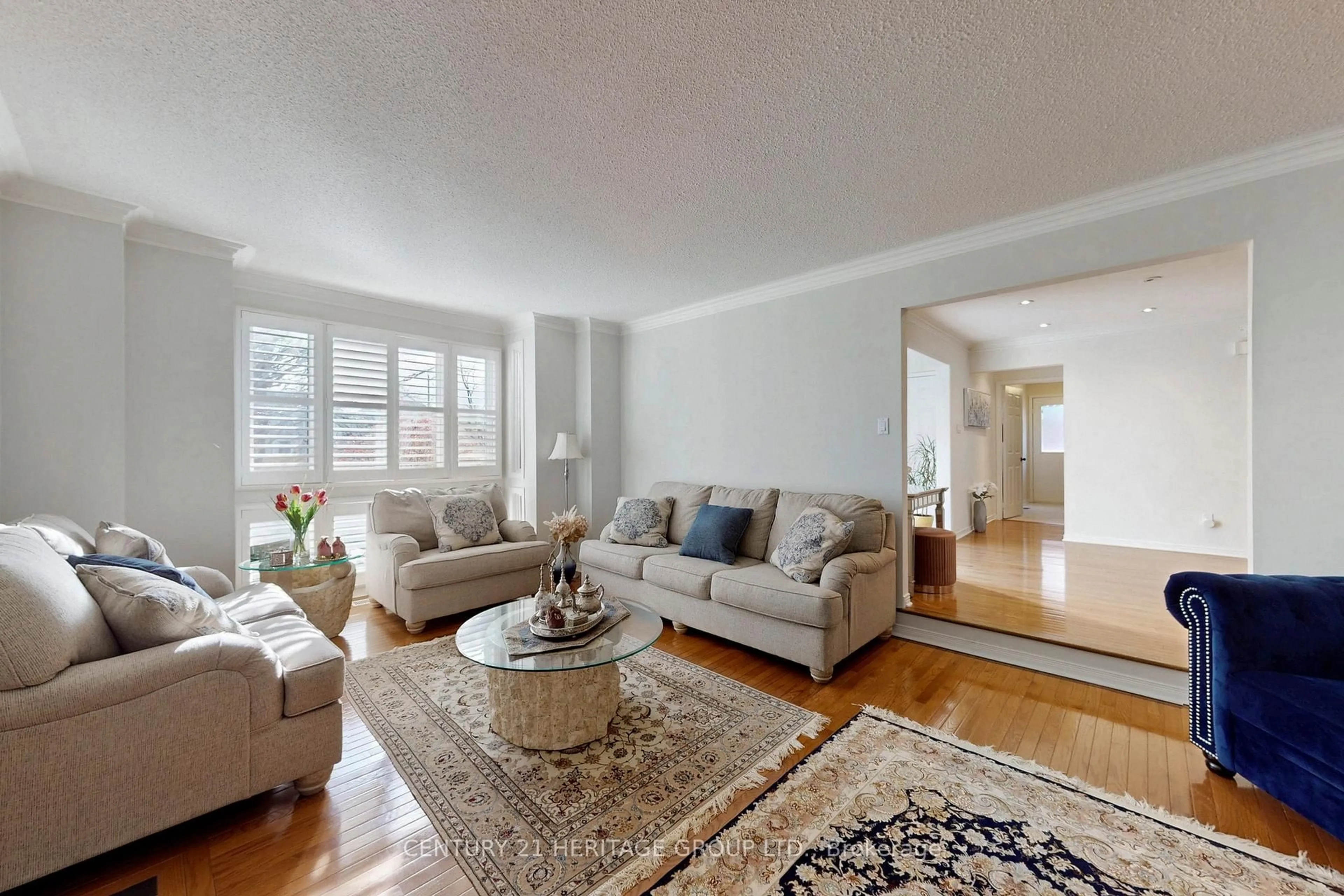 Living room with furniture, unknown for 136 Cranberry Lane, Aurora Ontario L4G 5Z3