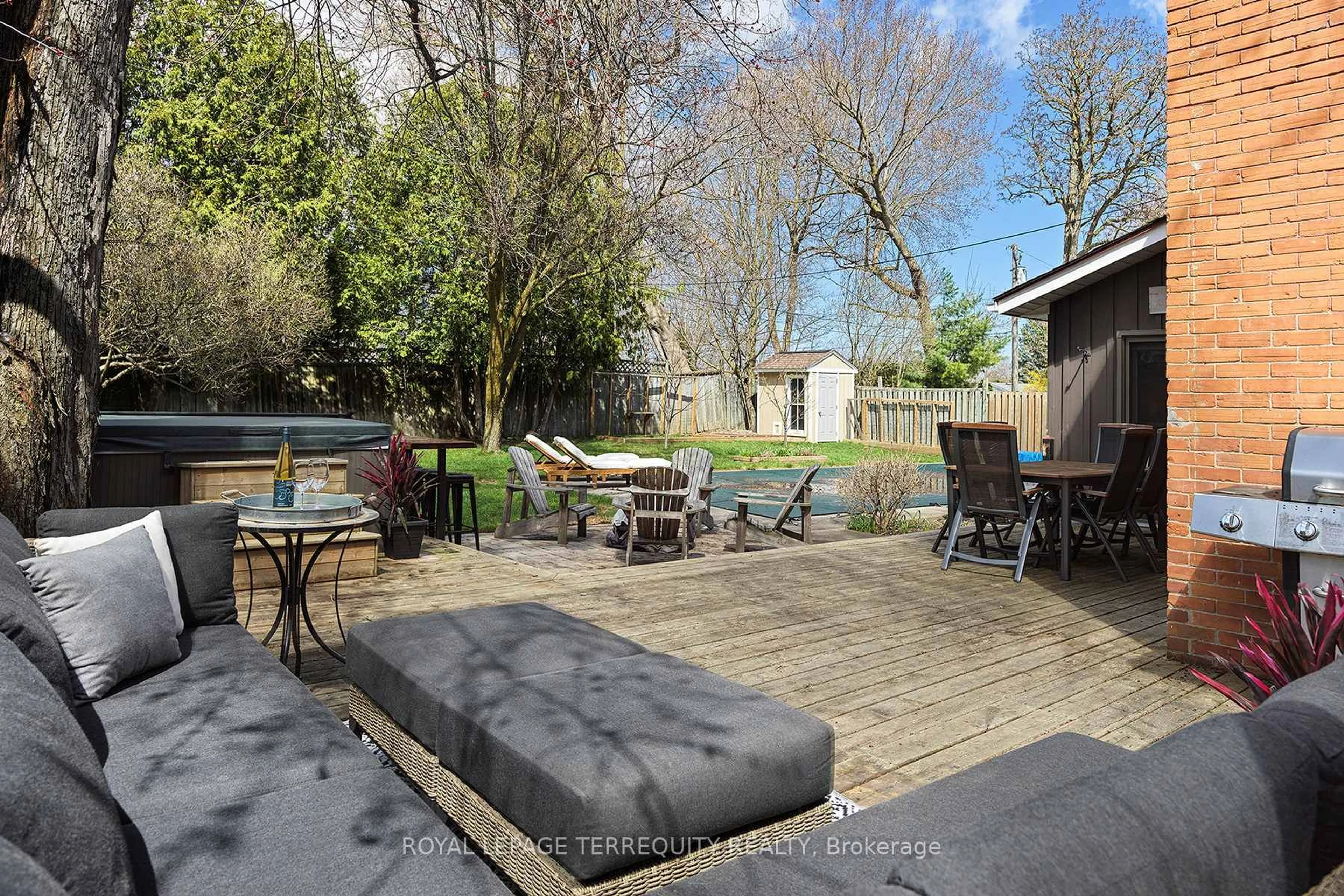 Patio, unknown for 16 Wilson St, New Tecumseth Ontario L0G 1W0