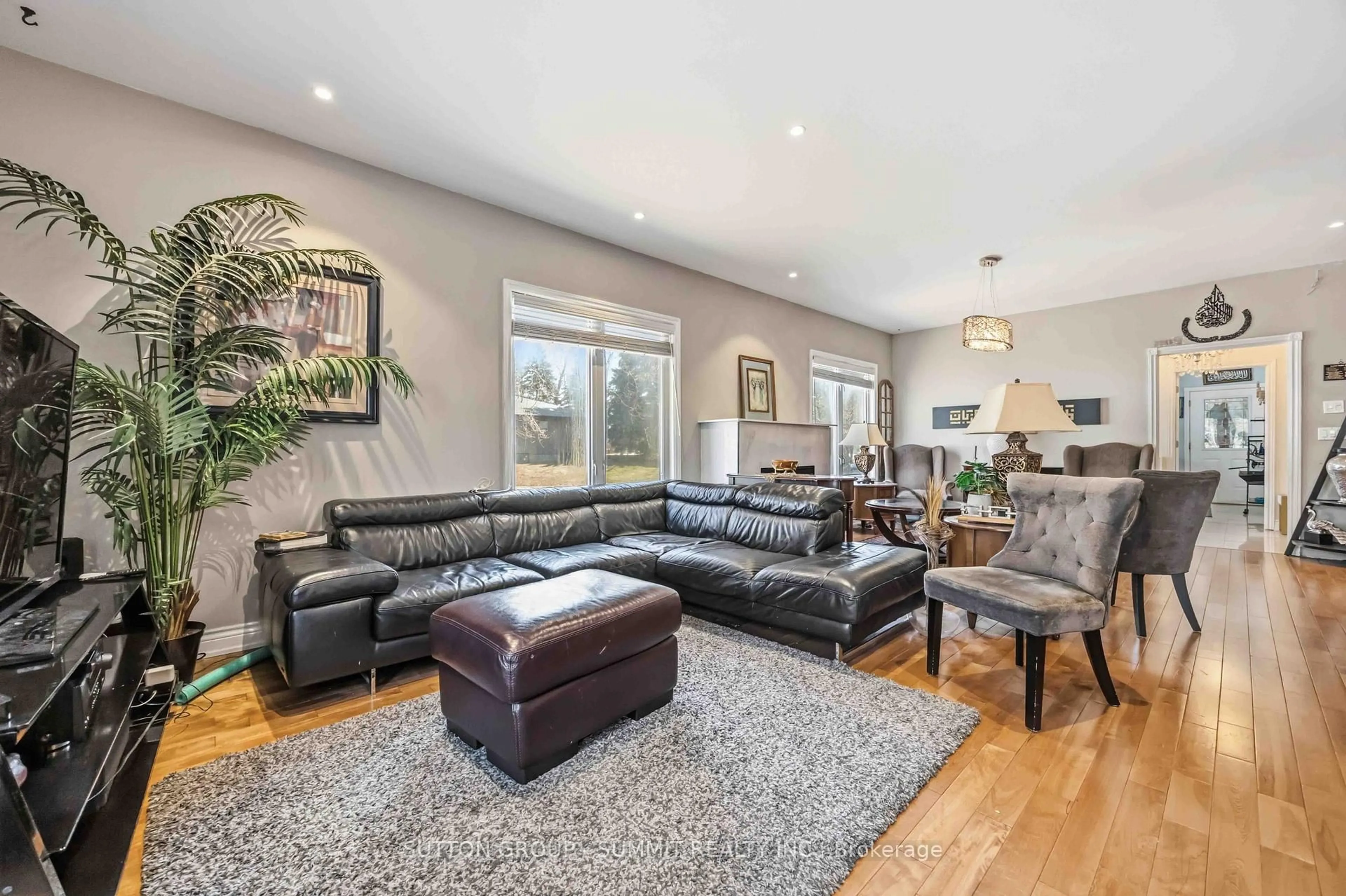 Living room with furniture, unknown for 4932 Aurora Rd, Whitchurch-Stouffville Ontario L4A 7X4