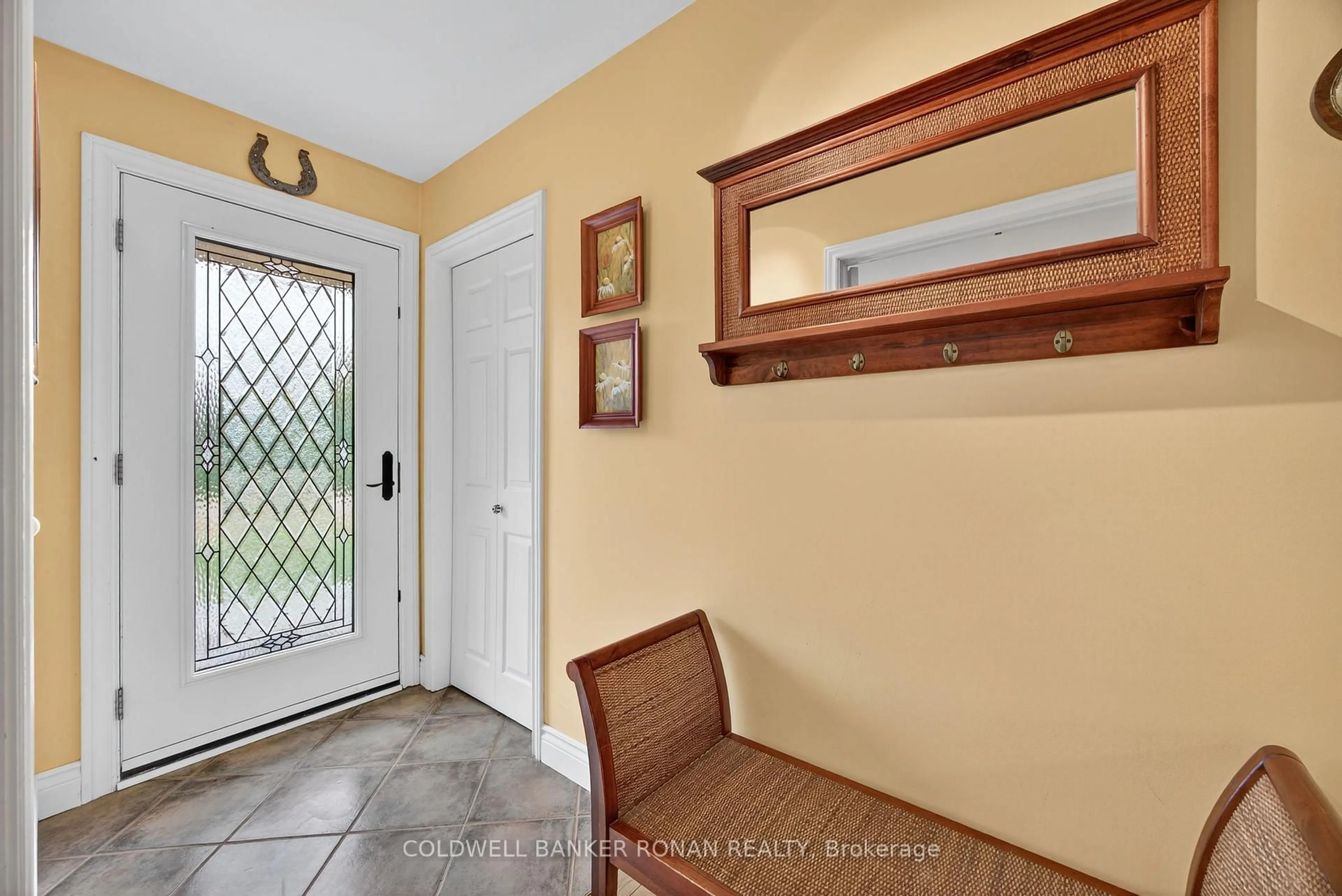Indoor entryway for 6976 2nd Line, New Tecumseth Ontario L0G 1W0