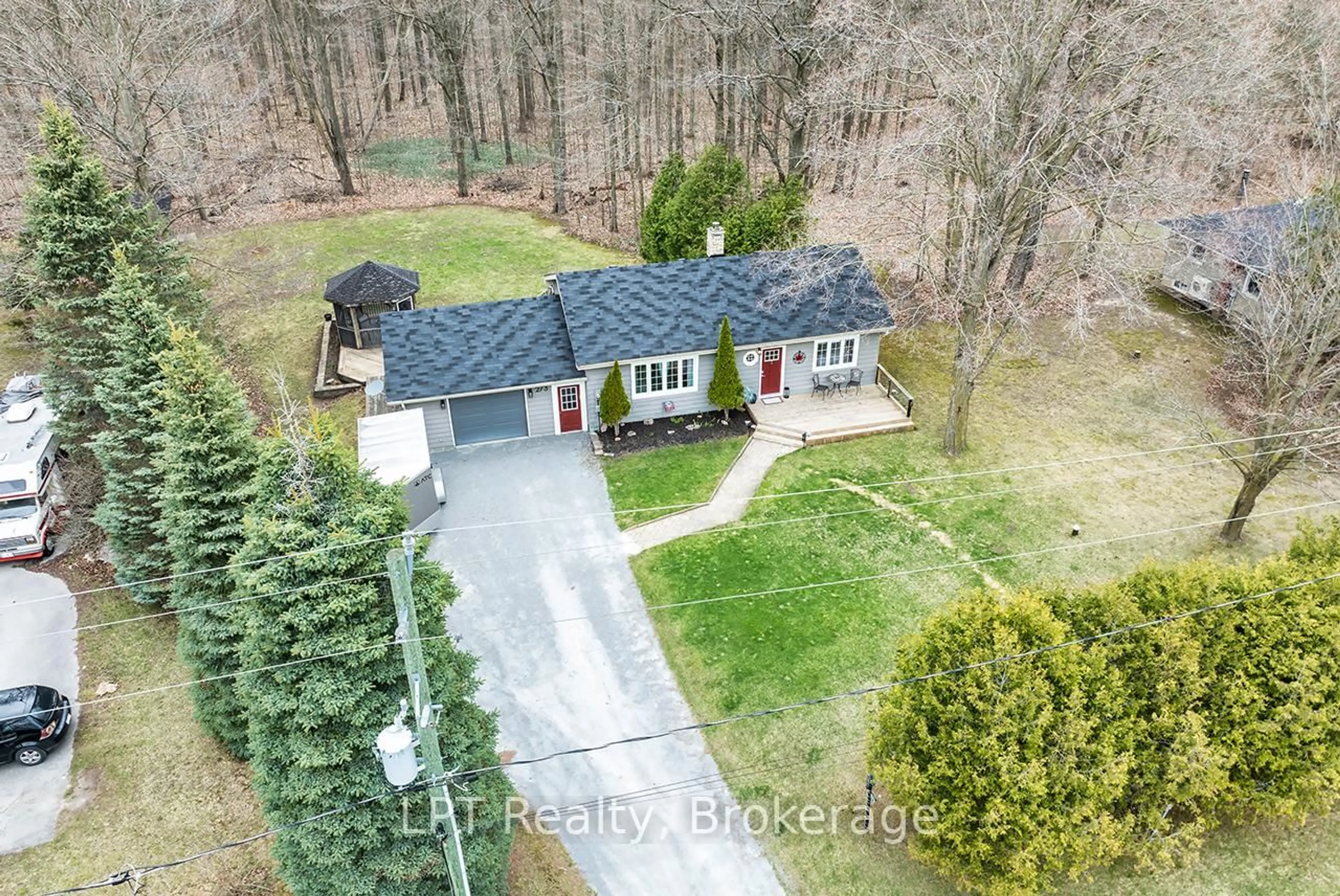 A pic from outside/outdoor area/front of a property/back of a property/a pic from drone, street for 273 Reach St, Uxbridge Ontario L9P 0C1