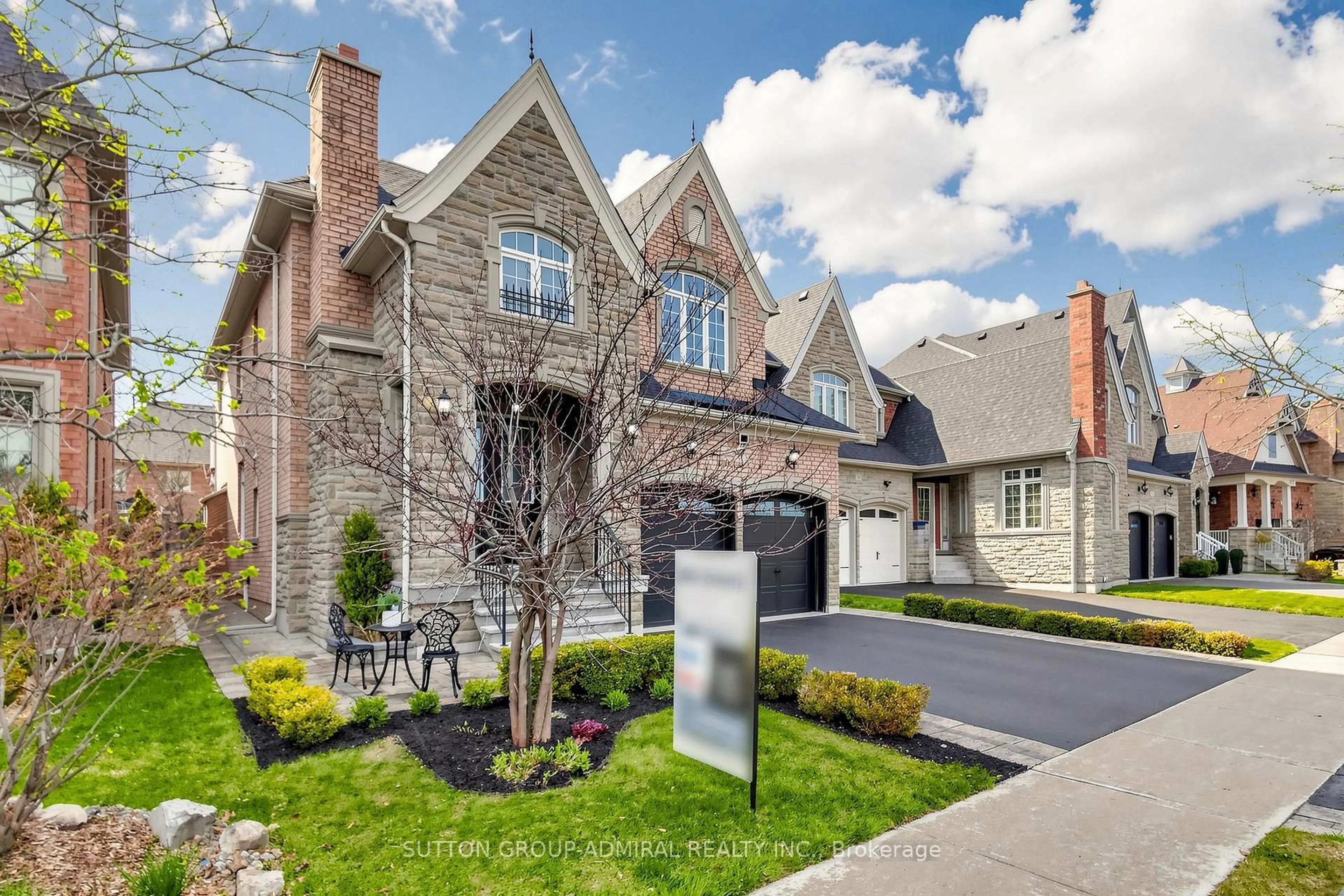 Home with brick exterior material, street for 32 Nicort Rd, King Ontario L7B 0B6