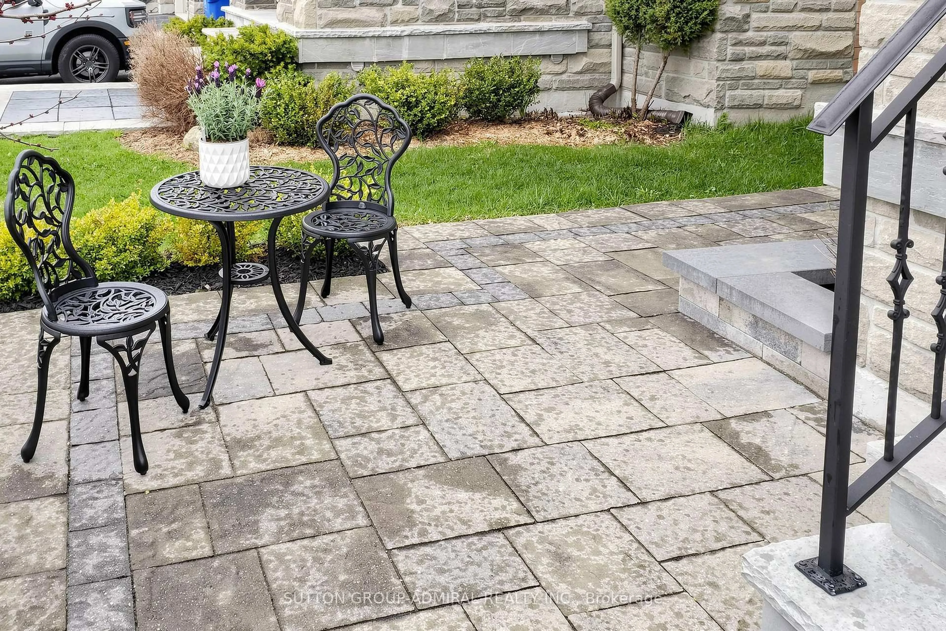 Patio, street for 32 Nicort Rd, King Ontario L7B 0B6