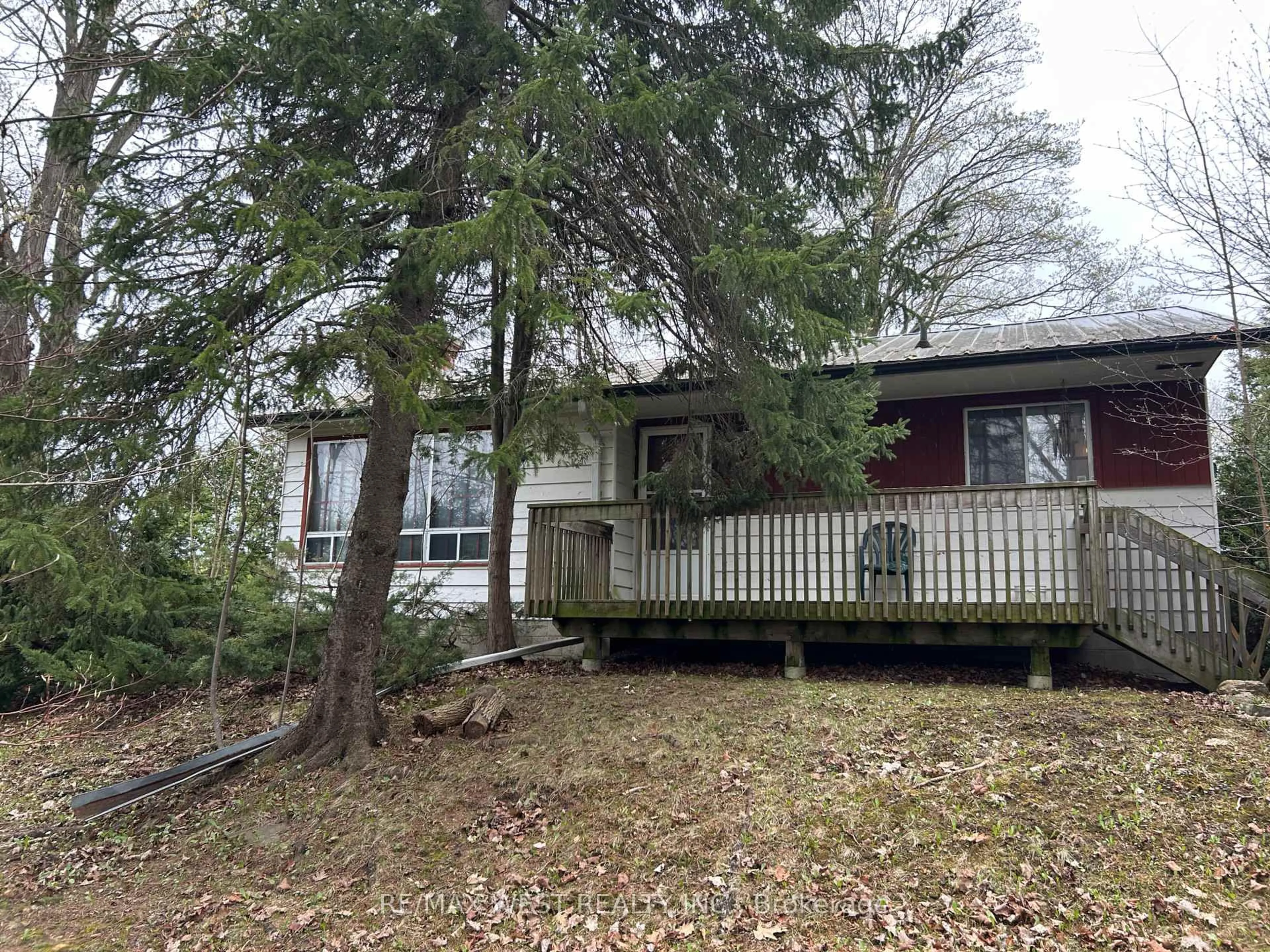 A pic from outside/outdoor area/front of a property/back of a property/a pic from drone, unknown for 55 Elmpine Tr, King Ontario L7B 1K4