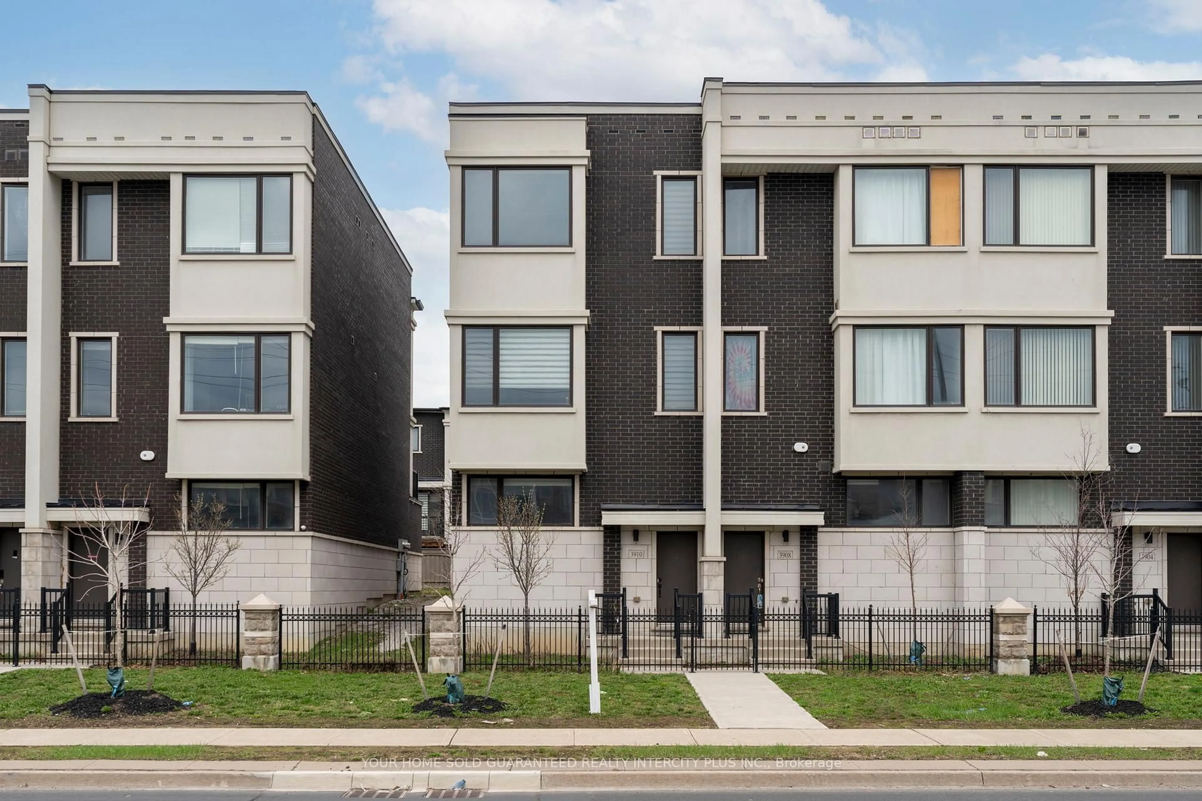 Home with vinyl exterior material, street for 3910 Major Mackenzie Dr, Vaughan Ontario L4H 4R2
