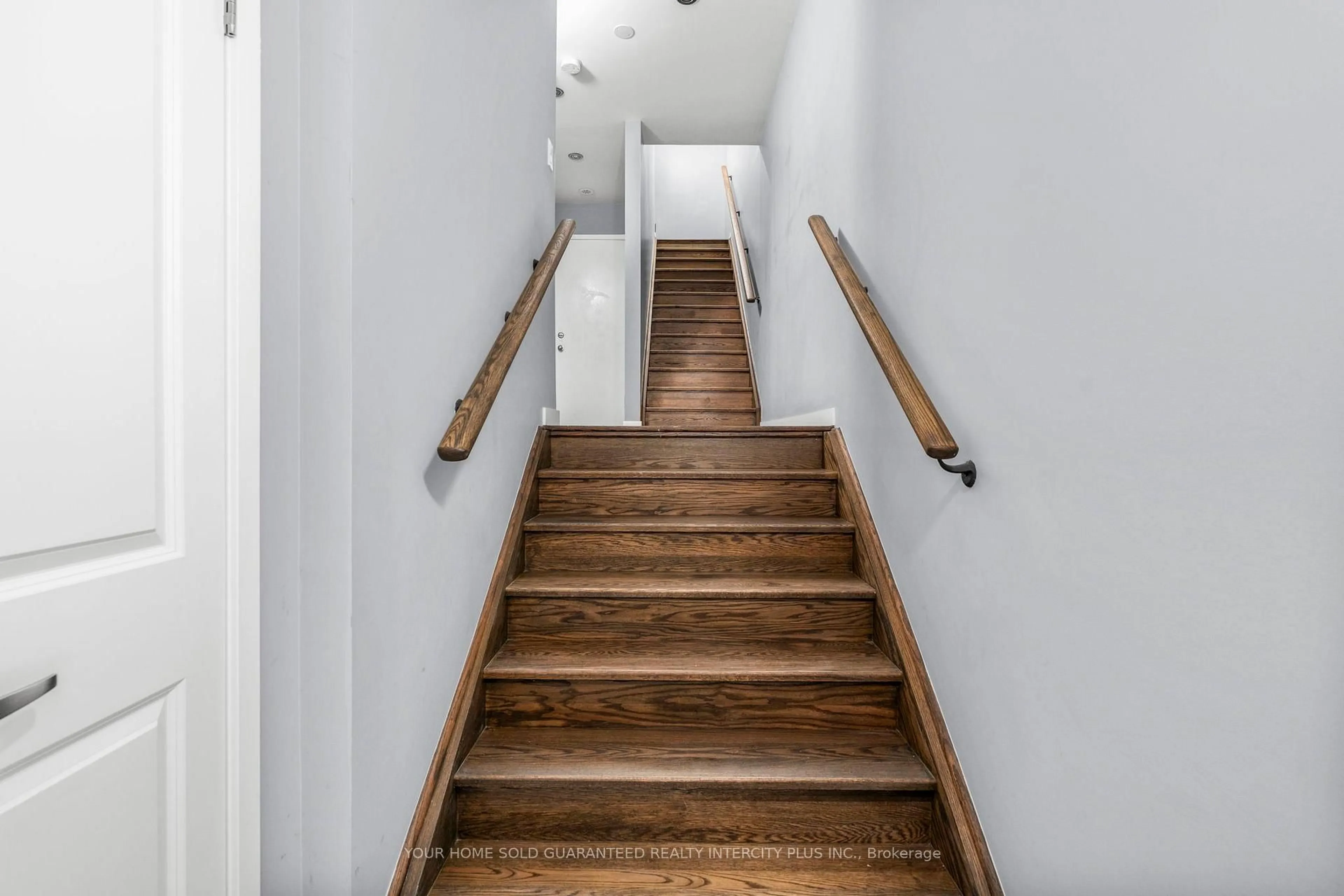 Stairs for 3910 Major Mackenzie Dr, Vaughan Ontario L4H 4R2