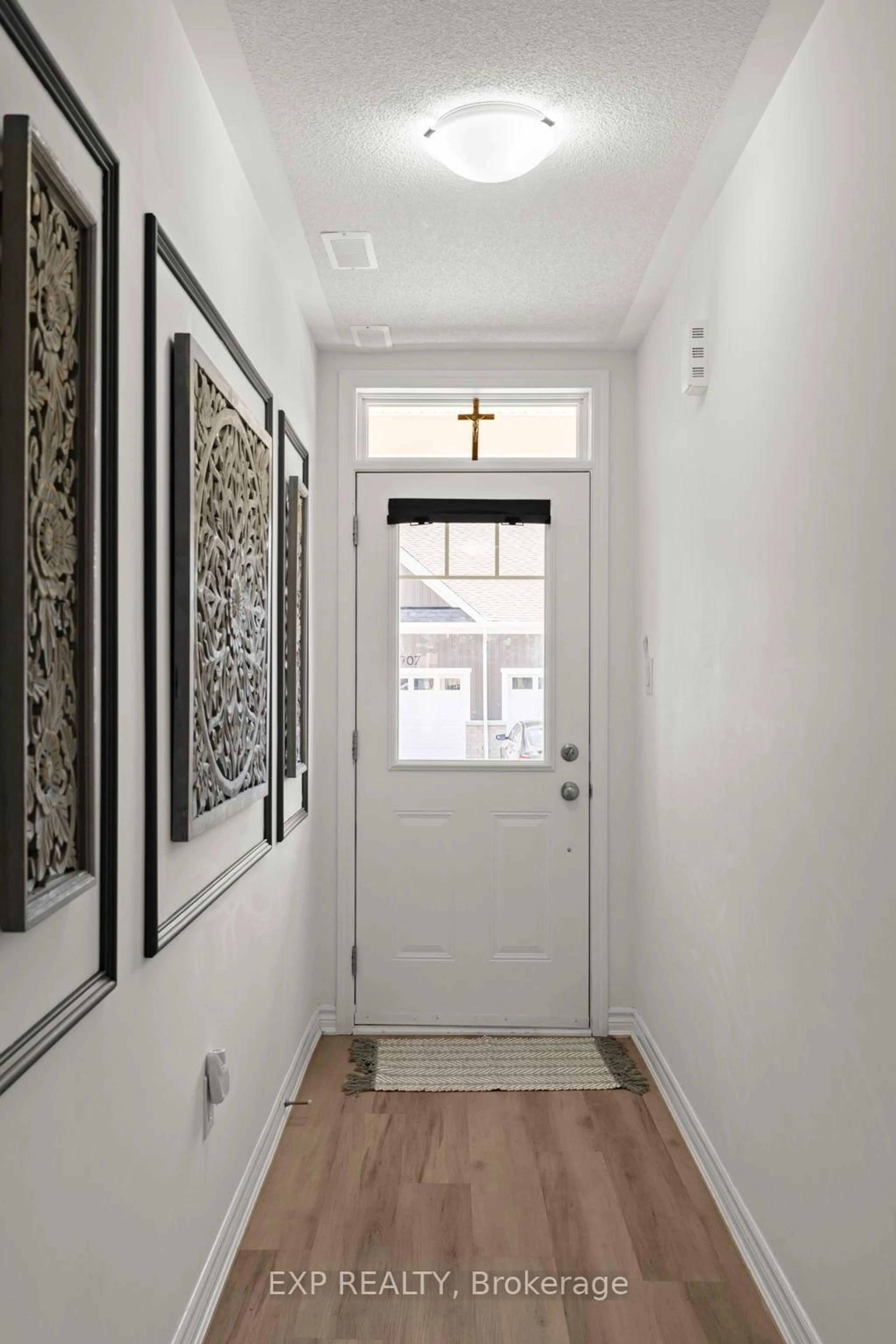 Indoor entryway for 708 Sargeant Pl, Innisfil Ontario L9S 0S9