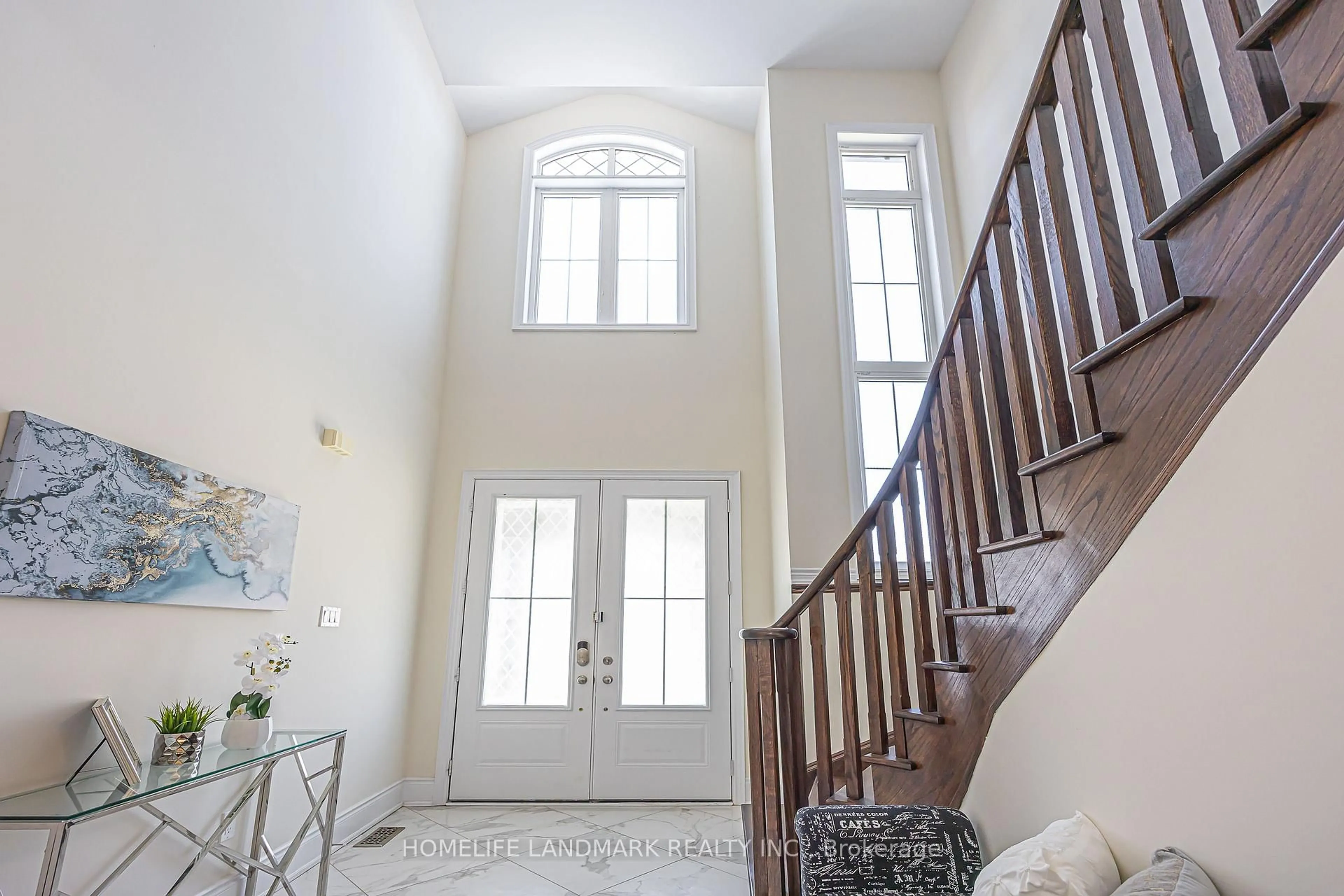 Indoor entryway for 205 Conklin Cres, Aurora Ontario L4G 0Z2