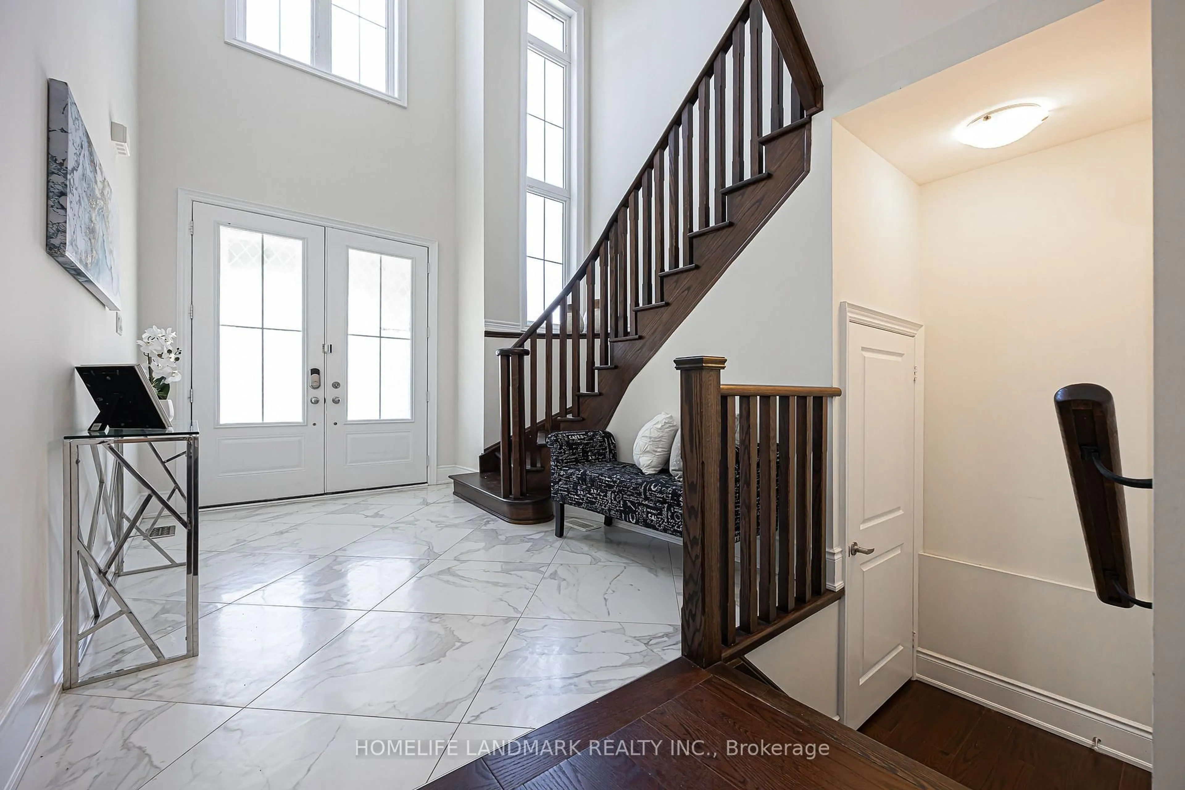 Indoor entryway for 205 Conklin Cres, Aurora Ontario L4G 0Z2