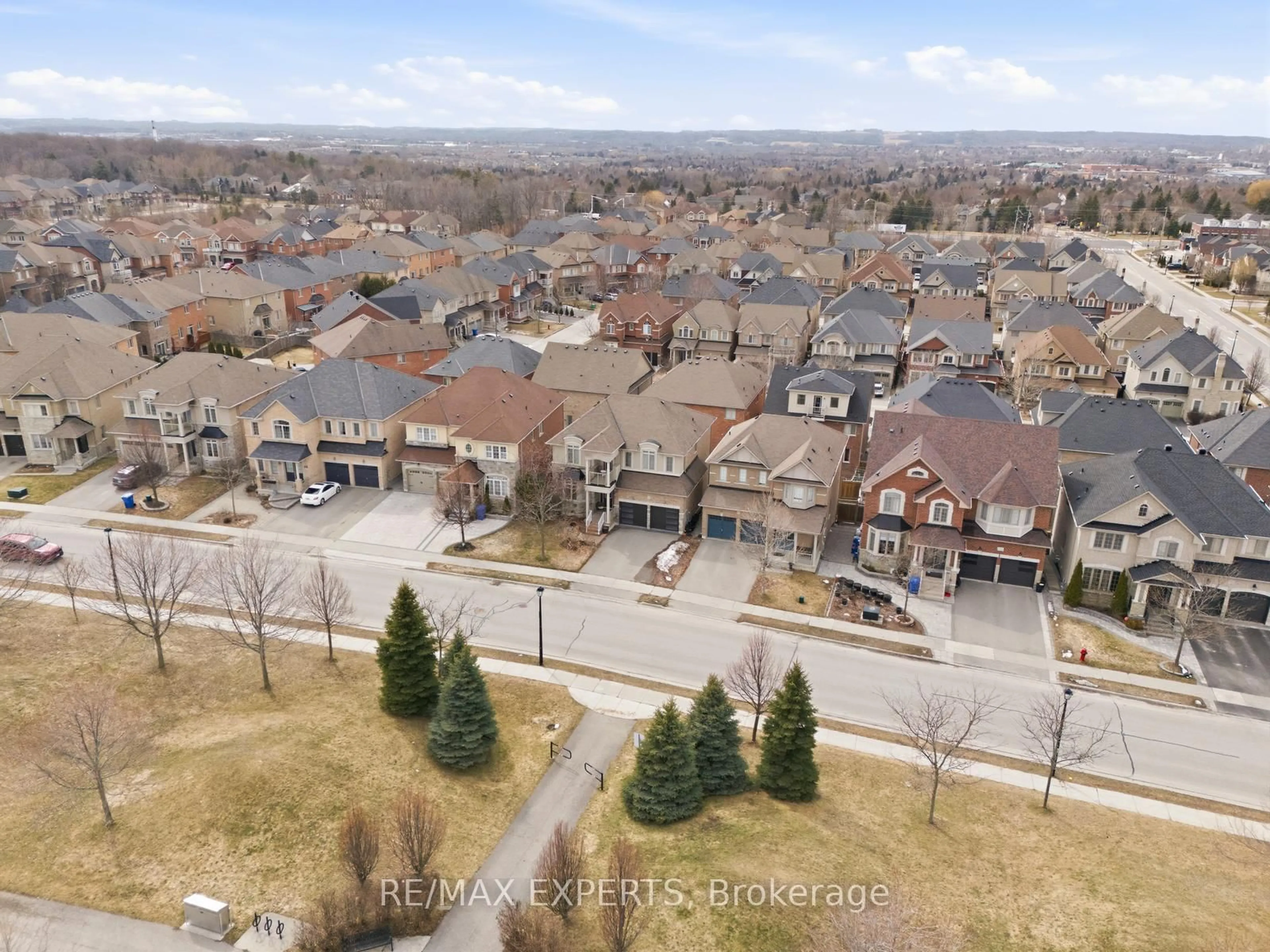 A pic from outside/outdoor area/front of a property/back of a property/a pic from drone, unknown for 847 Memorial Circ, Newmarket Ontario L3X 0B3
