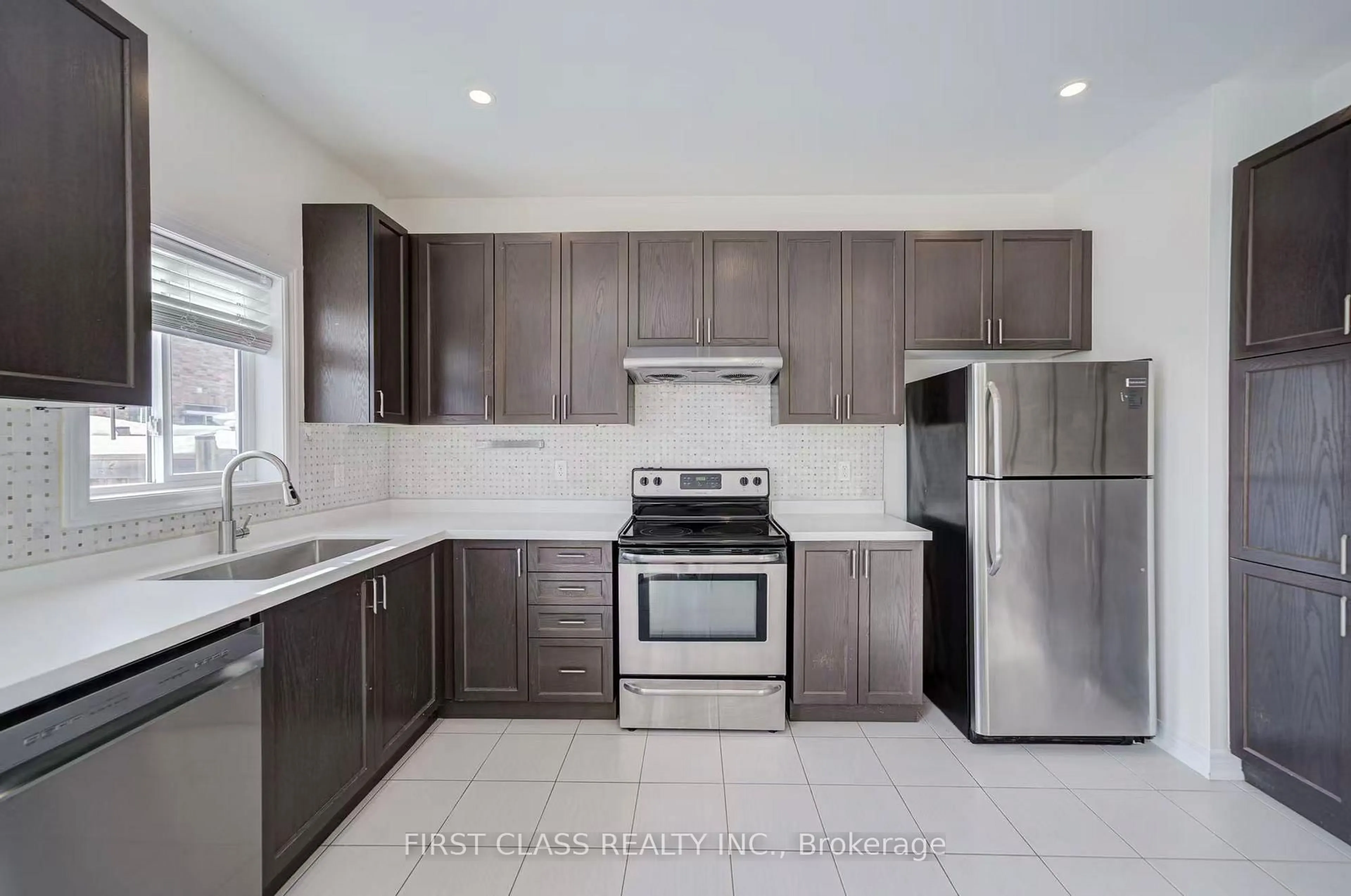 Standard kitchen, ceramic/tile floor for 23 Grey Wing Ave, Georgina Ontario L4P 0B7