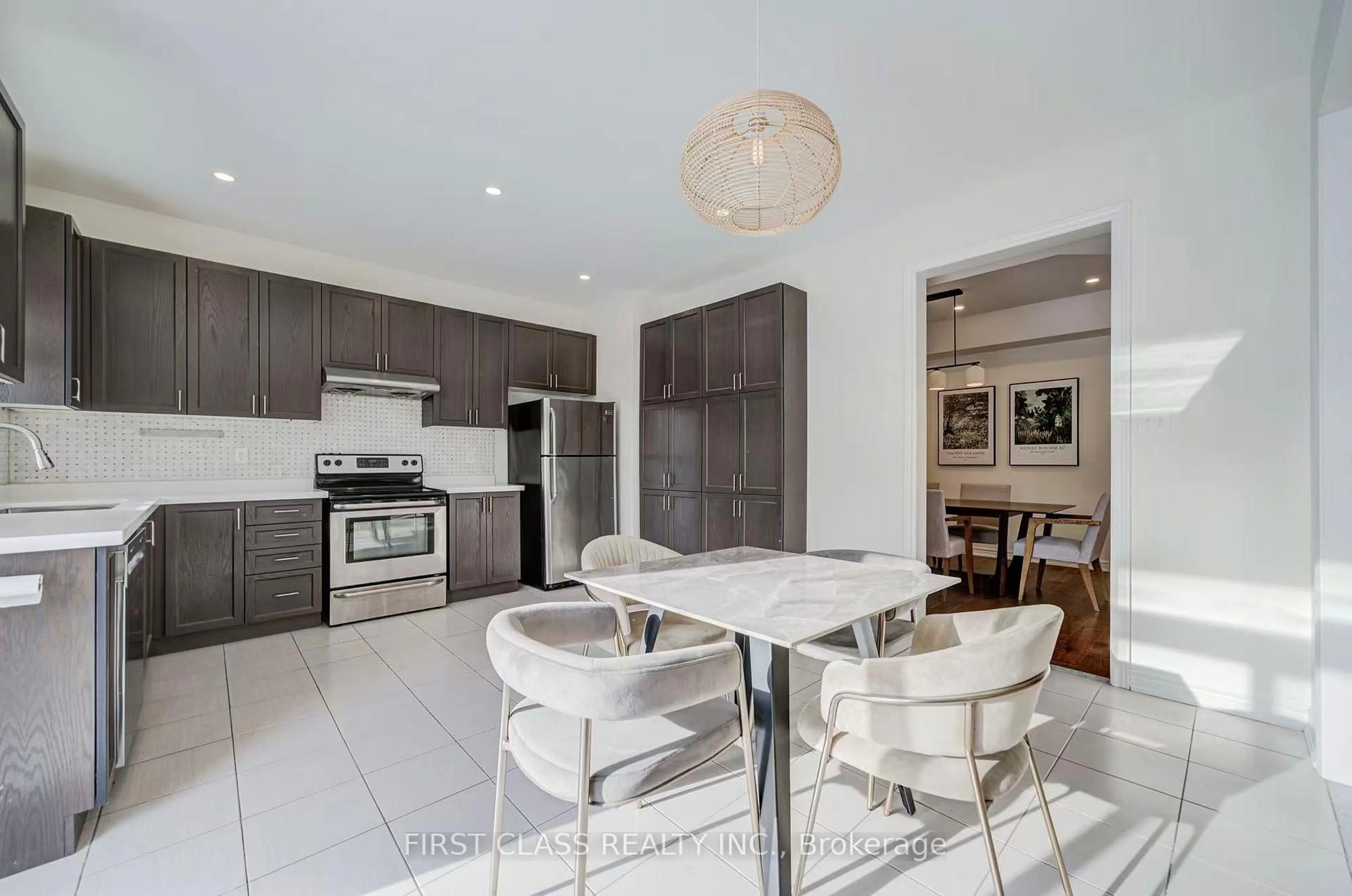 Open concept kitchen, ceramic/tile floor for 23 Grey Wing Ave, Georgina Ontario L4P 0B7