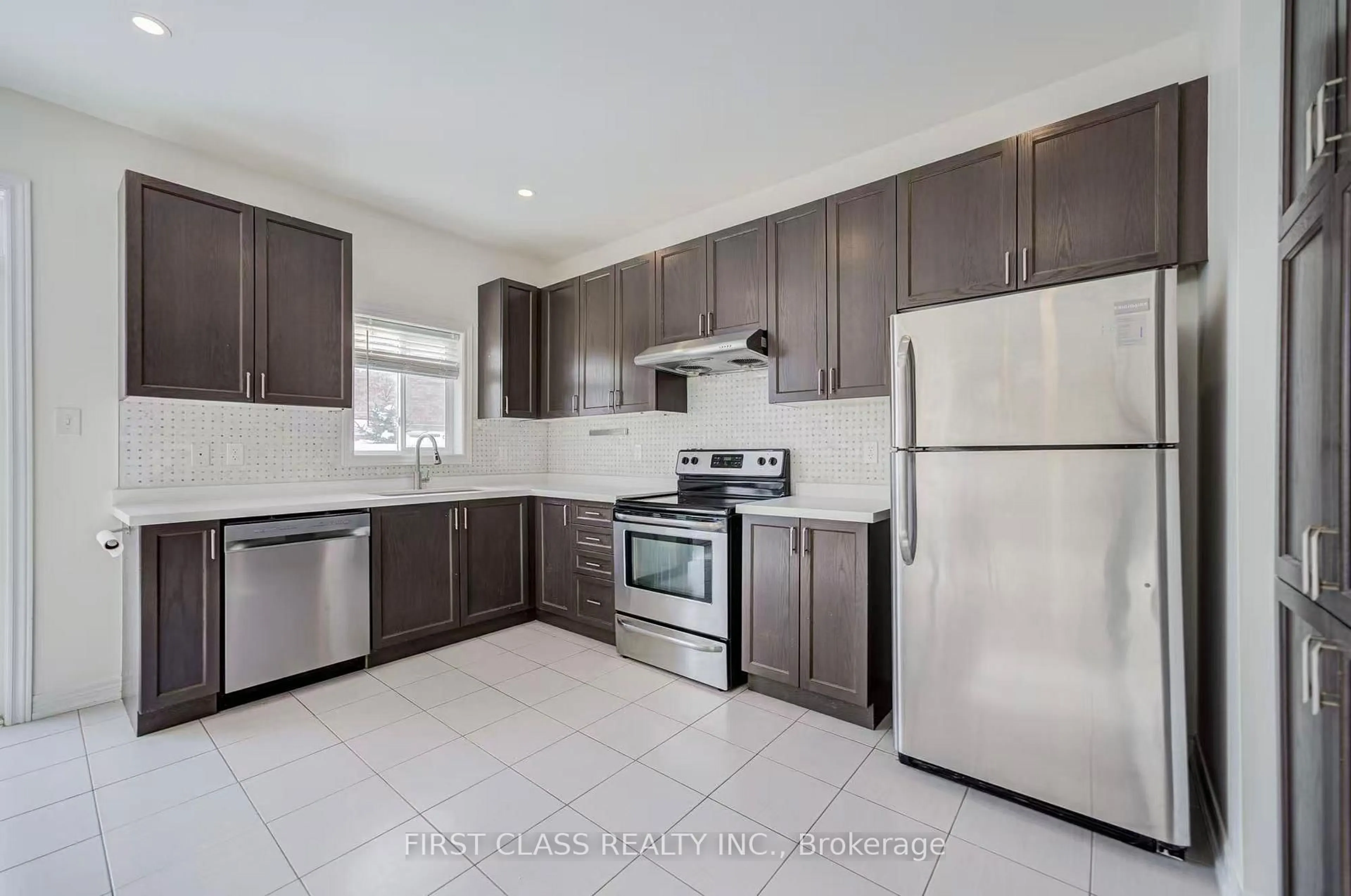Standard kitchen, ceramic/tile floor for 23 Grey Wing Ave, Georgina Ontario L4P 0B7