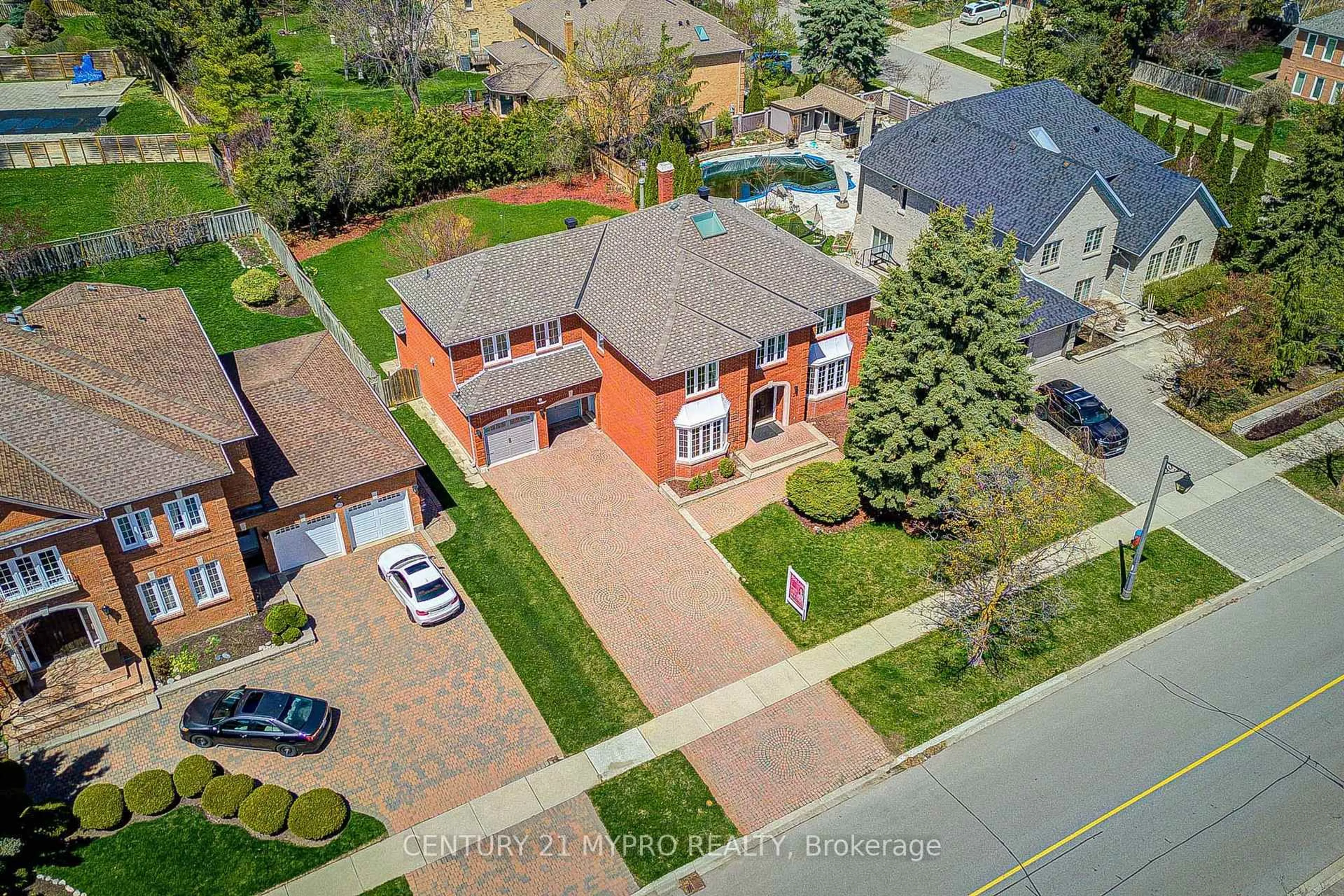A pic from outside/outdoor area/front of a property/back of a property/a pic from drone, street for 22 Ardwold Gate, Richmond Hill Ontario L4B 2K2