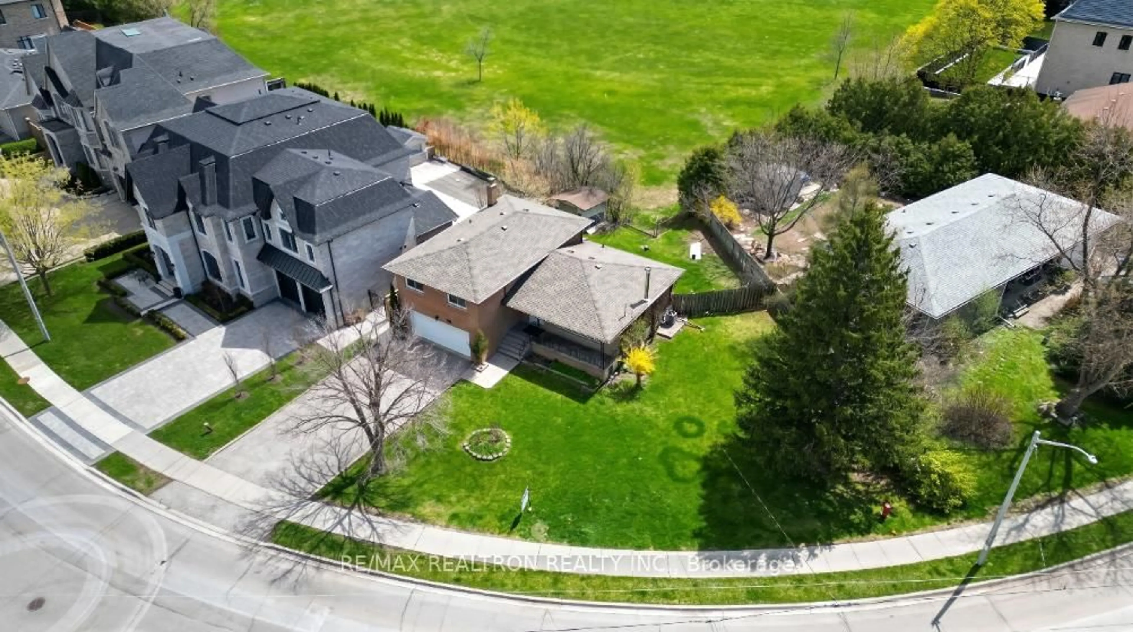 A pic from outside/outdoor area/front of a property/back of a property/a pic from drone, street for 19 Claridge Dr, Richmond Hill Ontario L4C 6G8
