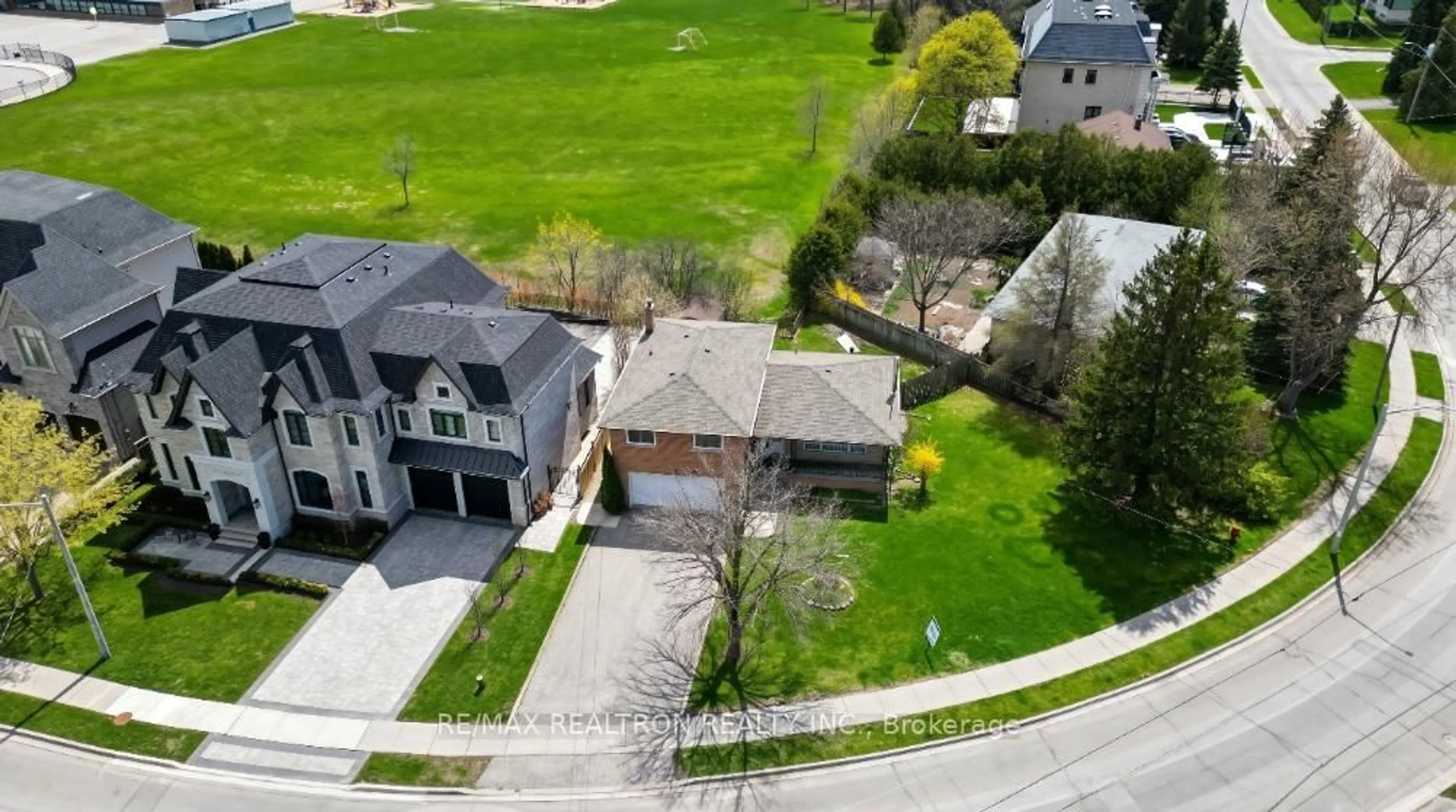 A pic from outside/outdoor area/front of a property/back of a property/a pic from drone, street for 19 Claridge Dr, Richmond Hill Ontario L4C 6G8