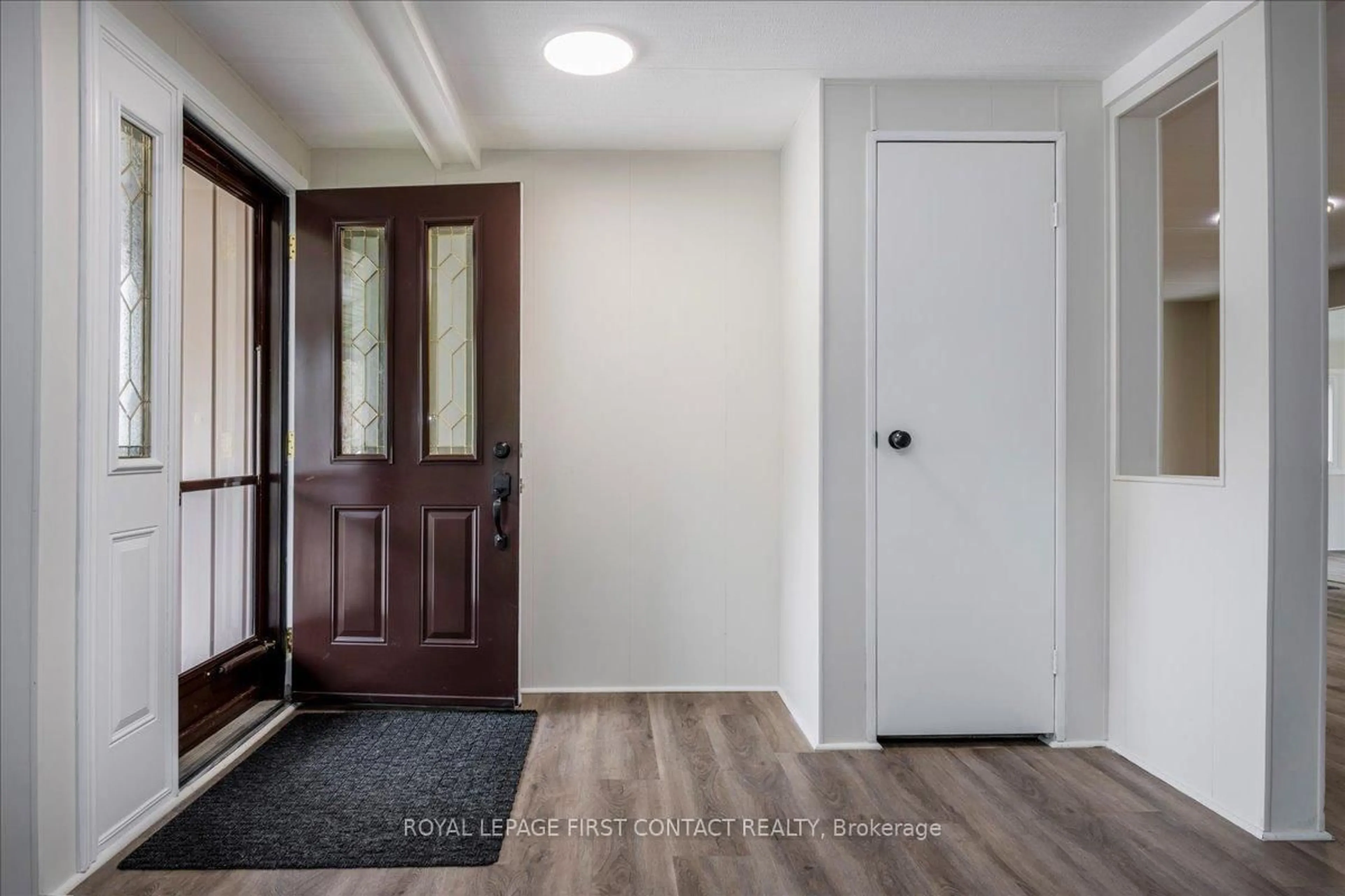 Indoor entryway for 13 Honeysuckle Lane, Innisfil Ontario L9S 1M5