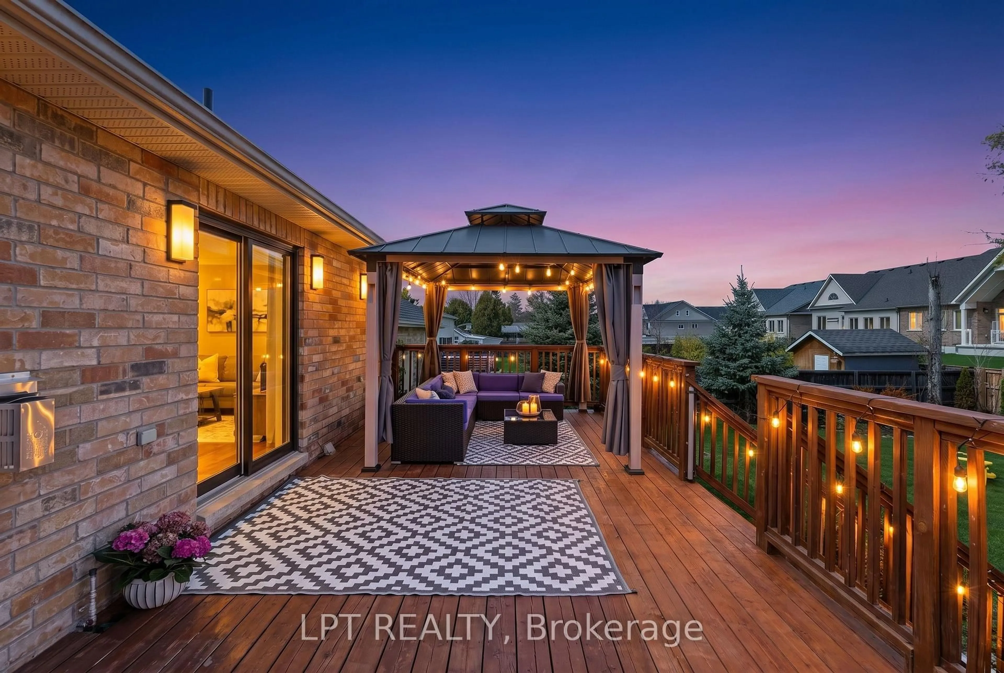 Patio, street for 101 Maple Ave, Georgina Ontario L0E 1R0