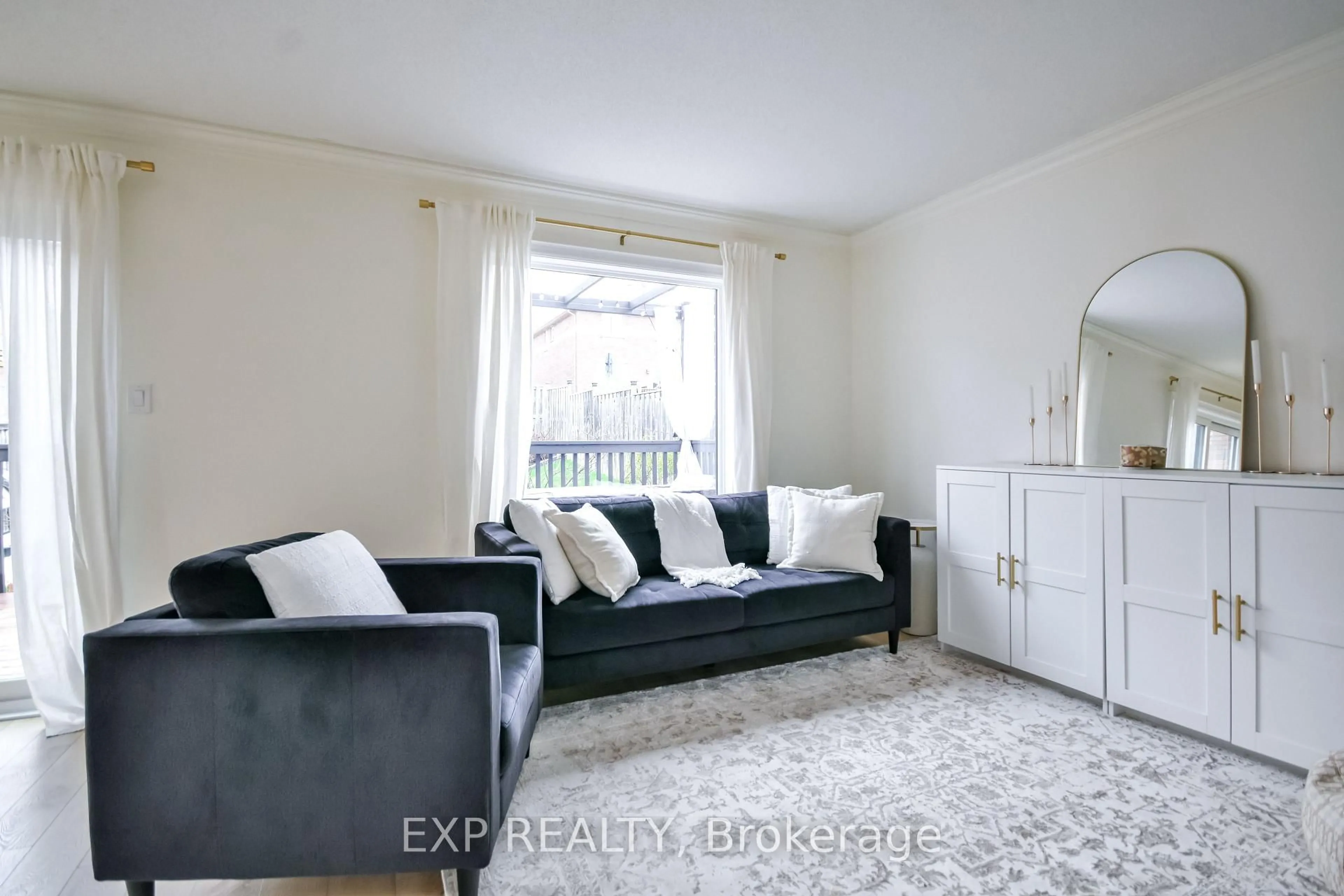 Living room with furniture, unknown for 1475 Rankin Way, Innisfil Ontario L9S 0C6